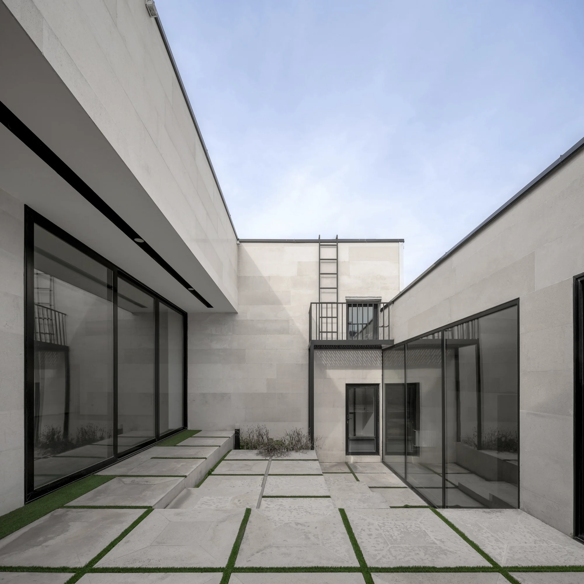 فضای داخلی ساختمان 146 رشت با نور طبیعی و دکوراسیون مدرن