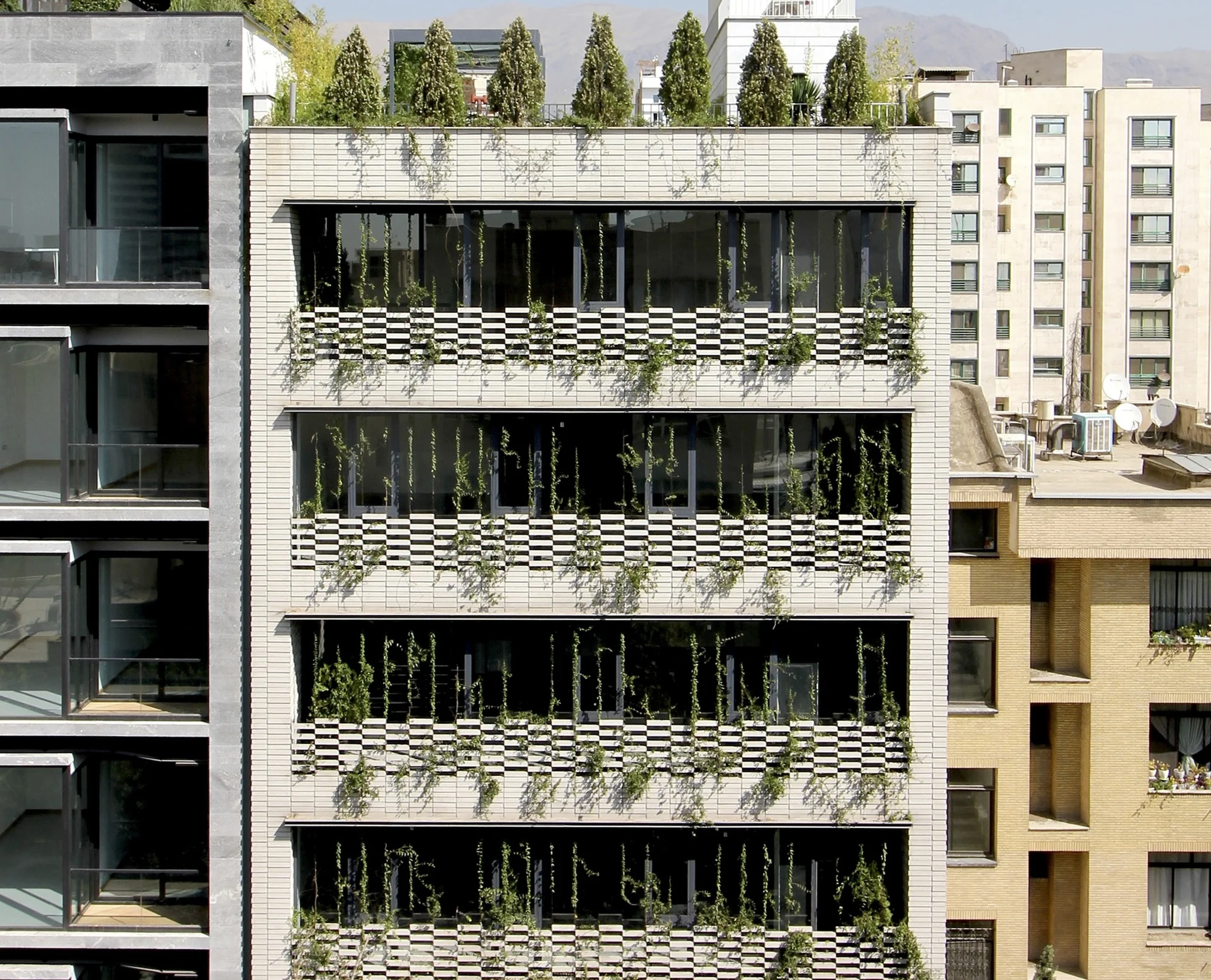 نمای خارجی آپارتمان‌های سروستان با طراحی KARABON در پاسداران تهران