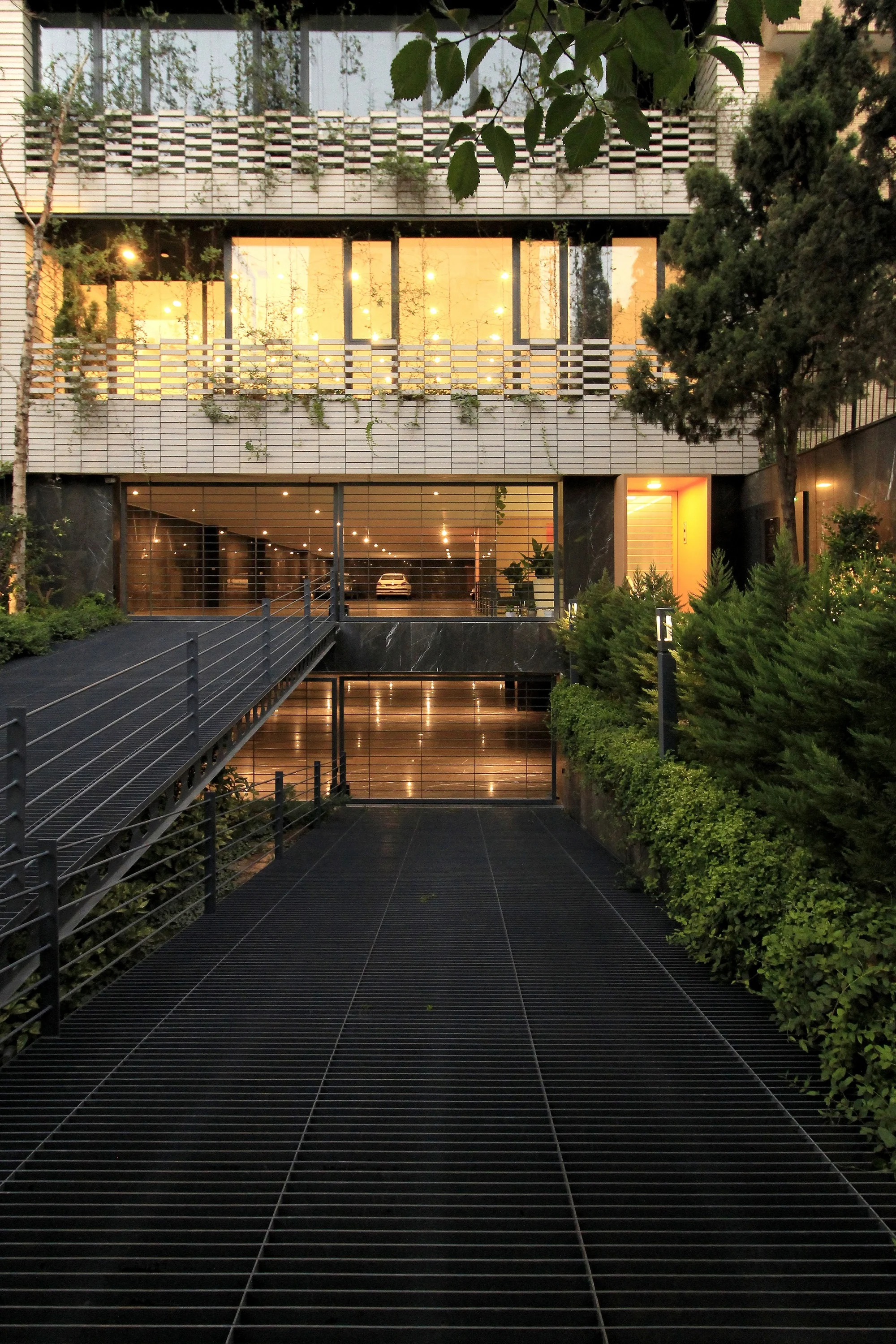 نمای آجری آپارتمان‌های سروستان با بالکن‌های مدرن