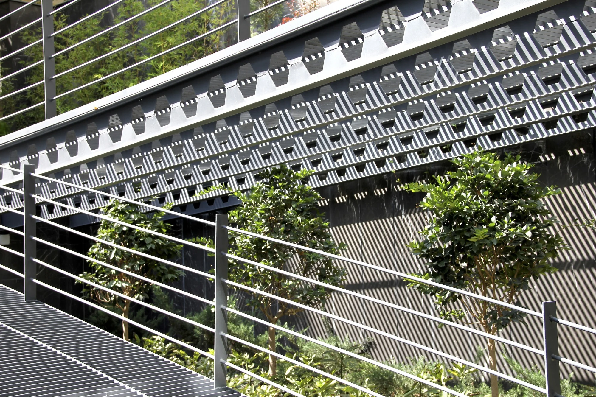 فضای داخلی آپارتمان‌های سروستان با نشیمن باز و دکوراسیون مینیمال