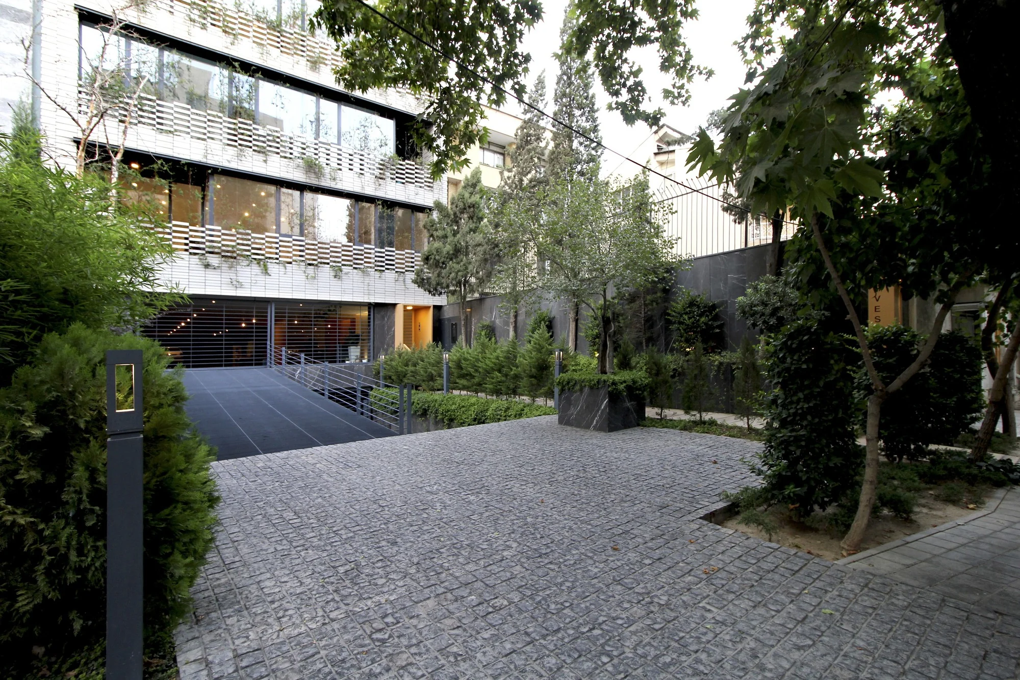 پلان باز فضای داخلی آپارتمان‌های سروستان تهران