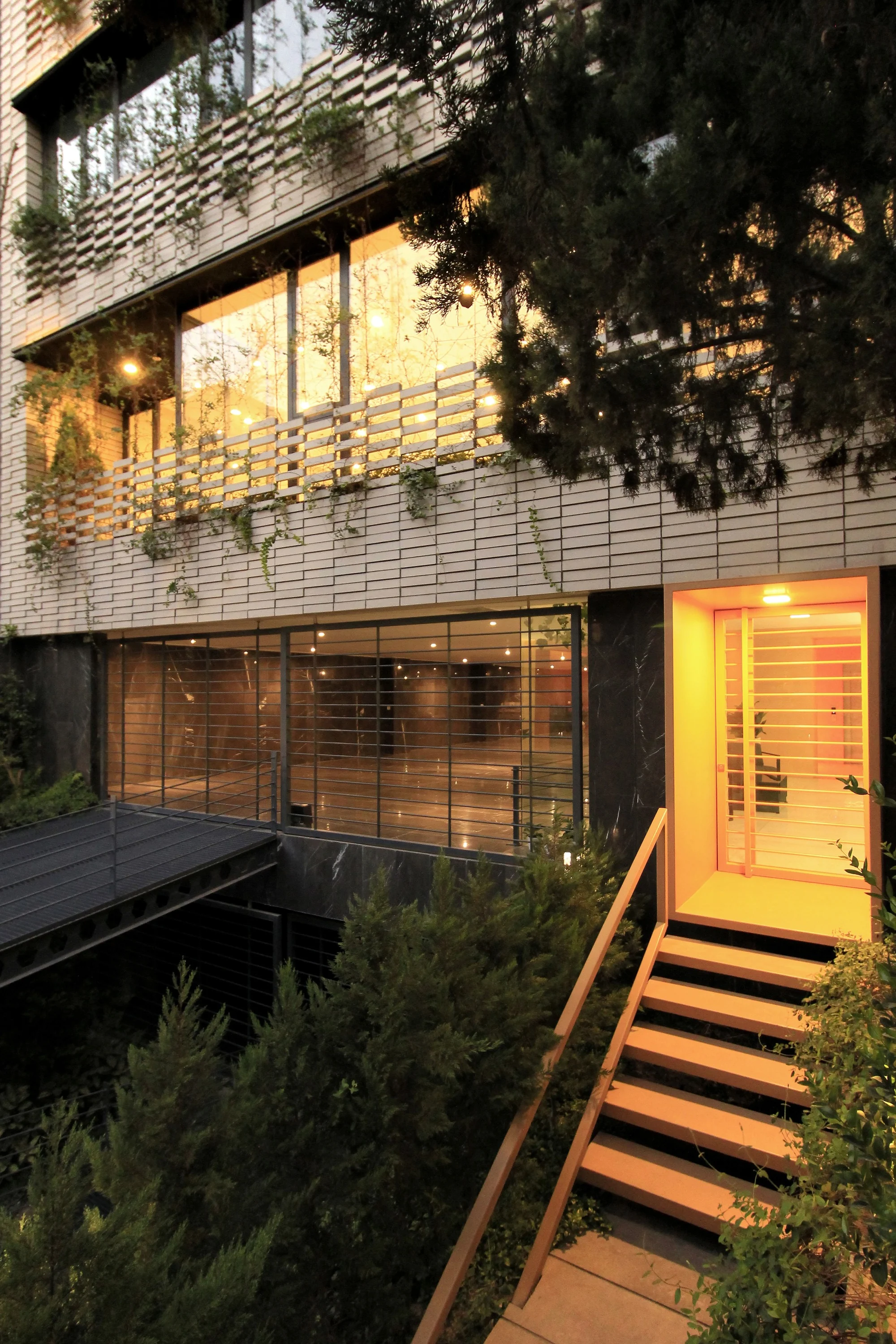 نمای خارجی آپارتمان‌های سروستان با طراحی KARABON در تهران