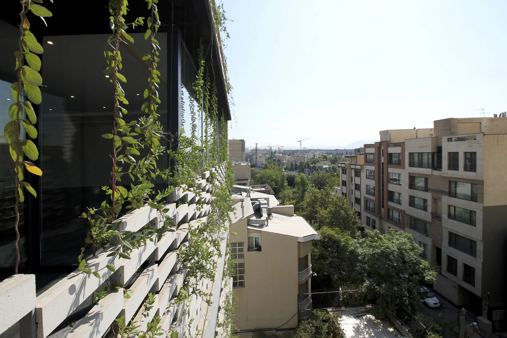 نمای آجری آپارتمان‌های سروستان با معماری مدرن و پایدار