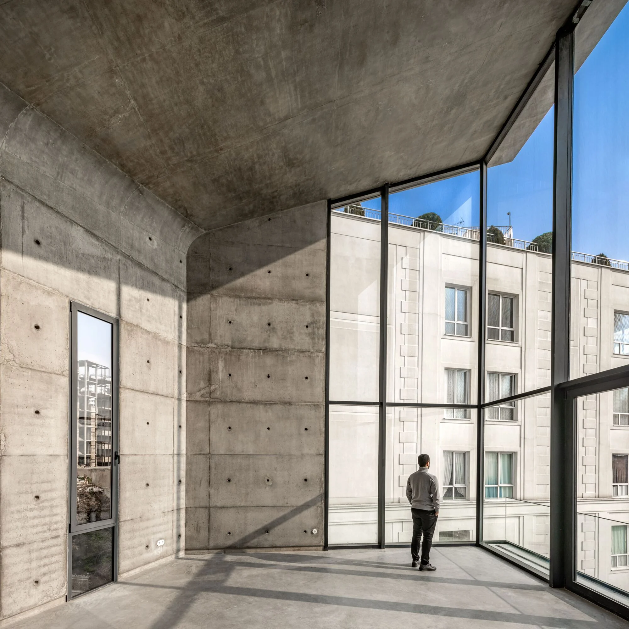 نمای پنجرهای پروژه شماره ۱۴ با متریالهای مدرن و نورگیر