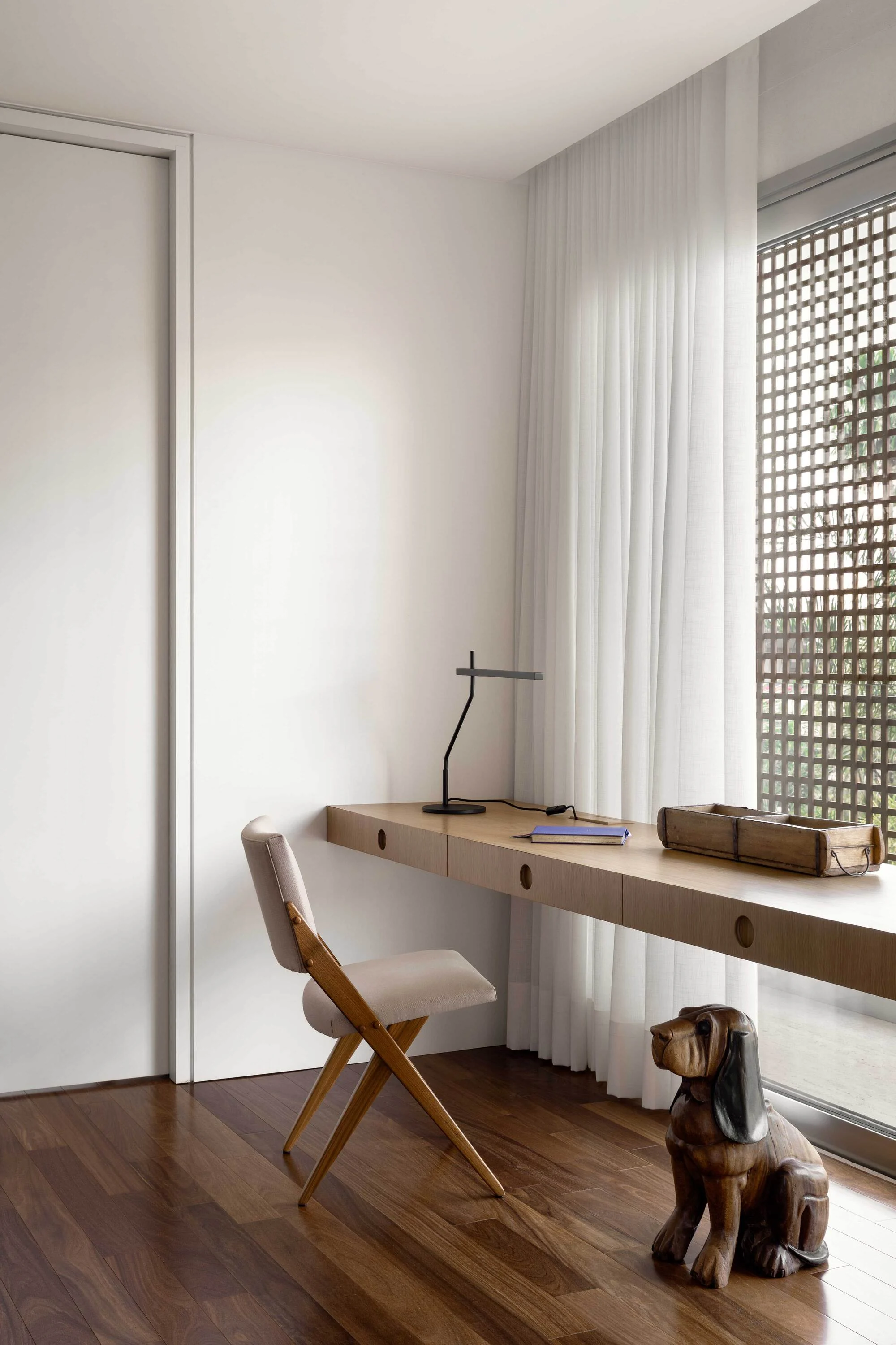 فضای نشیمن خانه بوینس آیرس با متریال چوب و نورپردازی