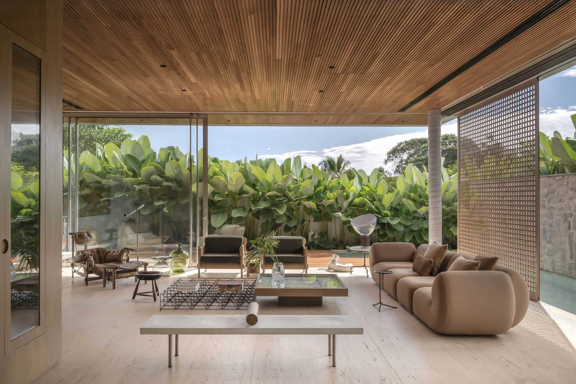 فضای نشیمن خانه بوینس آیرس با میز و صندلی چوبی