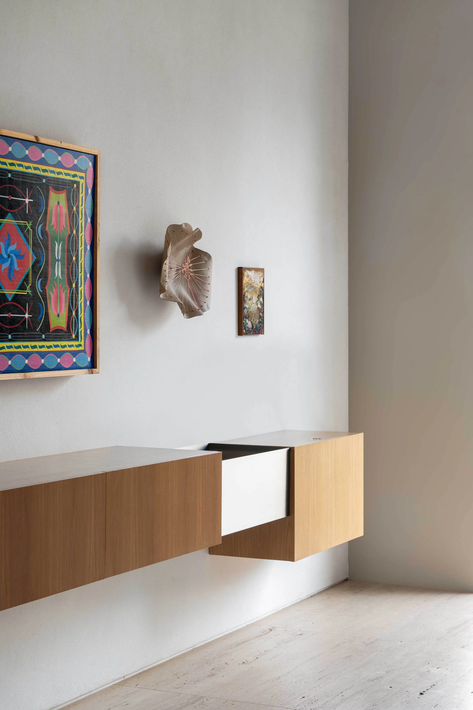 فضای داخلی خانه بوینس آیرس با قفسهبندی چوبی و نورپردازی