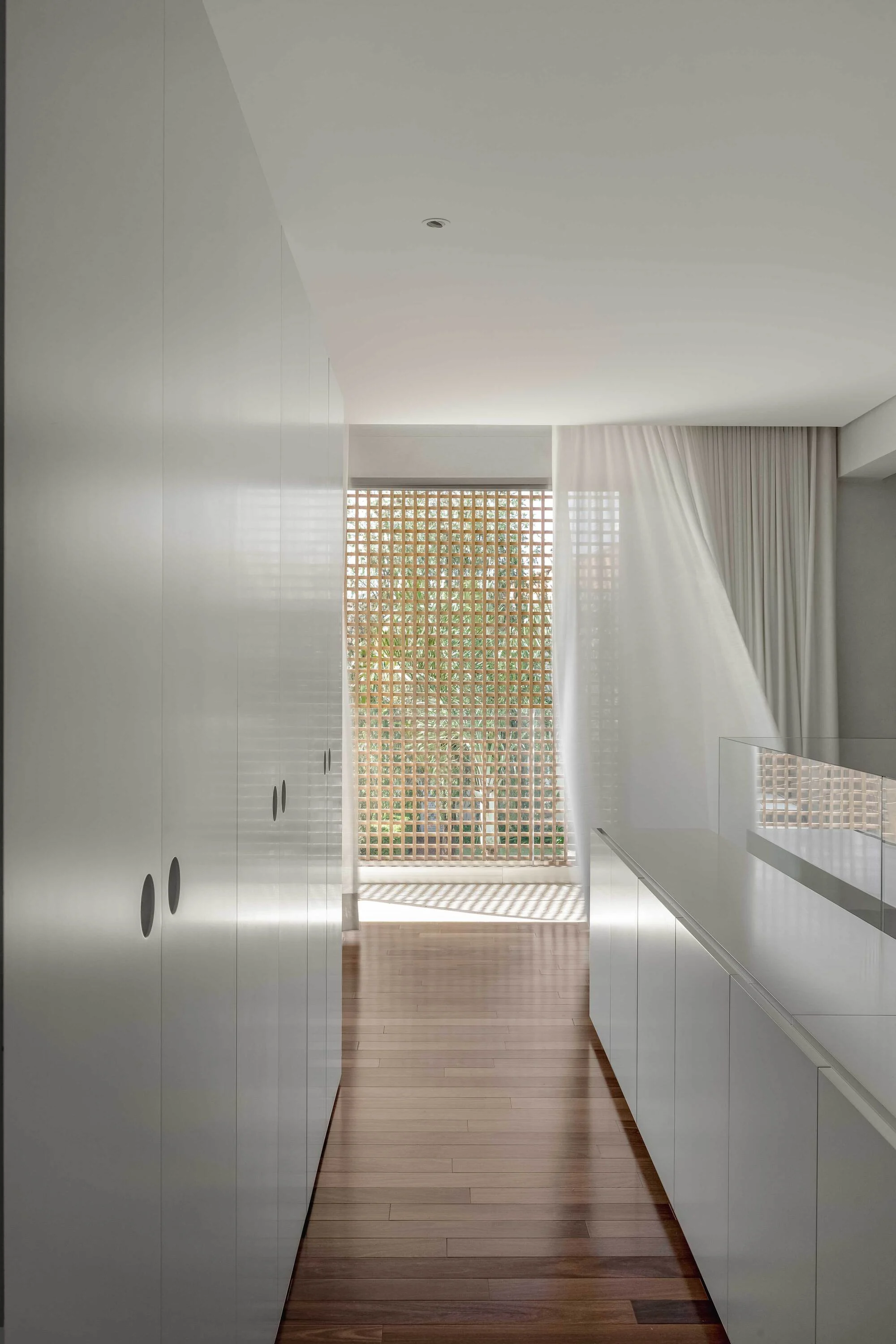 فضای داخلی خانه بوینس آیرس با نور طبیعی و دکوراسیون مینیمال