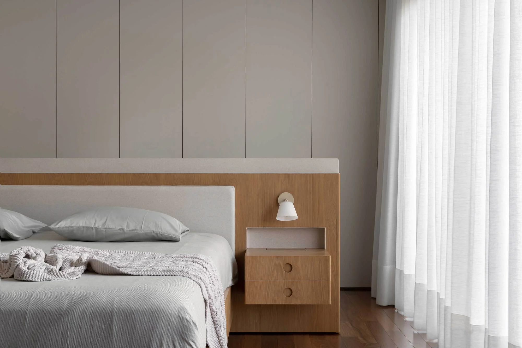 فضای نشیمن خانه بوینس آیرس با میز چوبی و نورپردازی