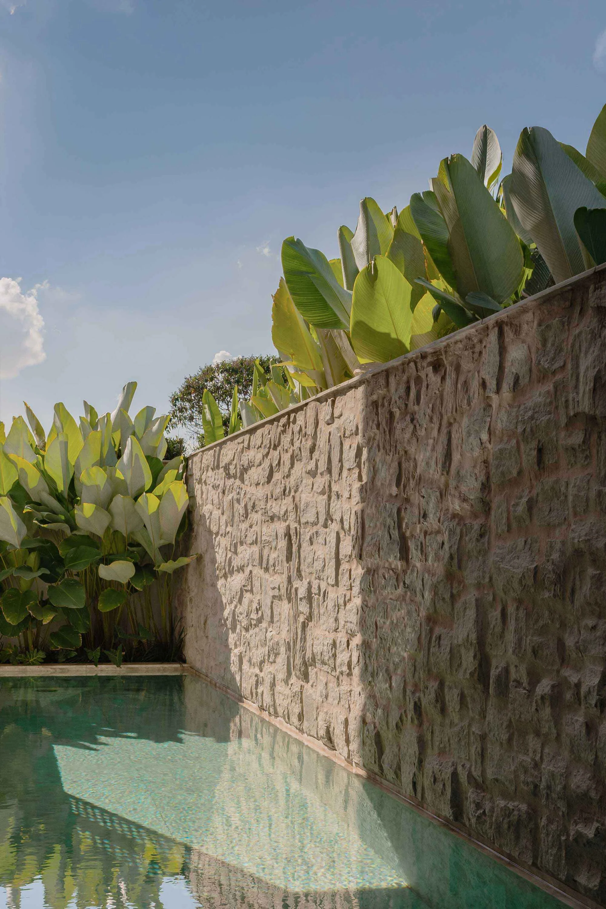 نمای بیرونی خانه بوینس آیرس با معماری معاصر و نورپردازی