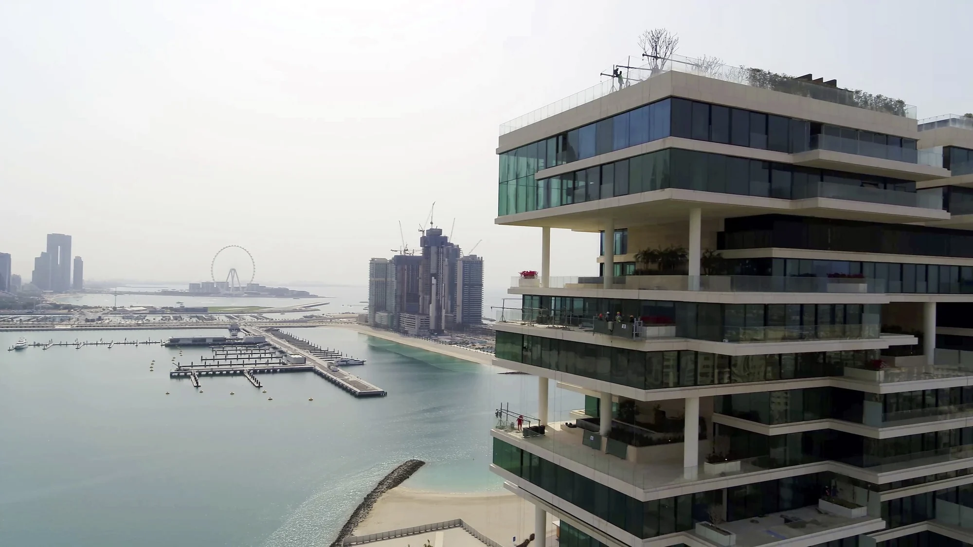 نمای مدرن ون ات پالم با متریال‌های شیشه‌ای و فلزی