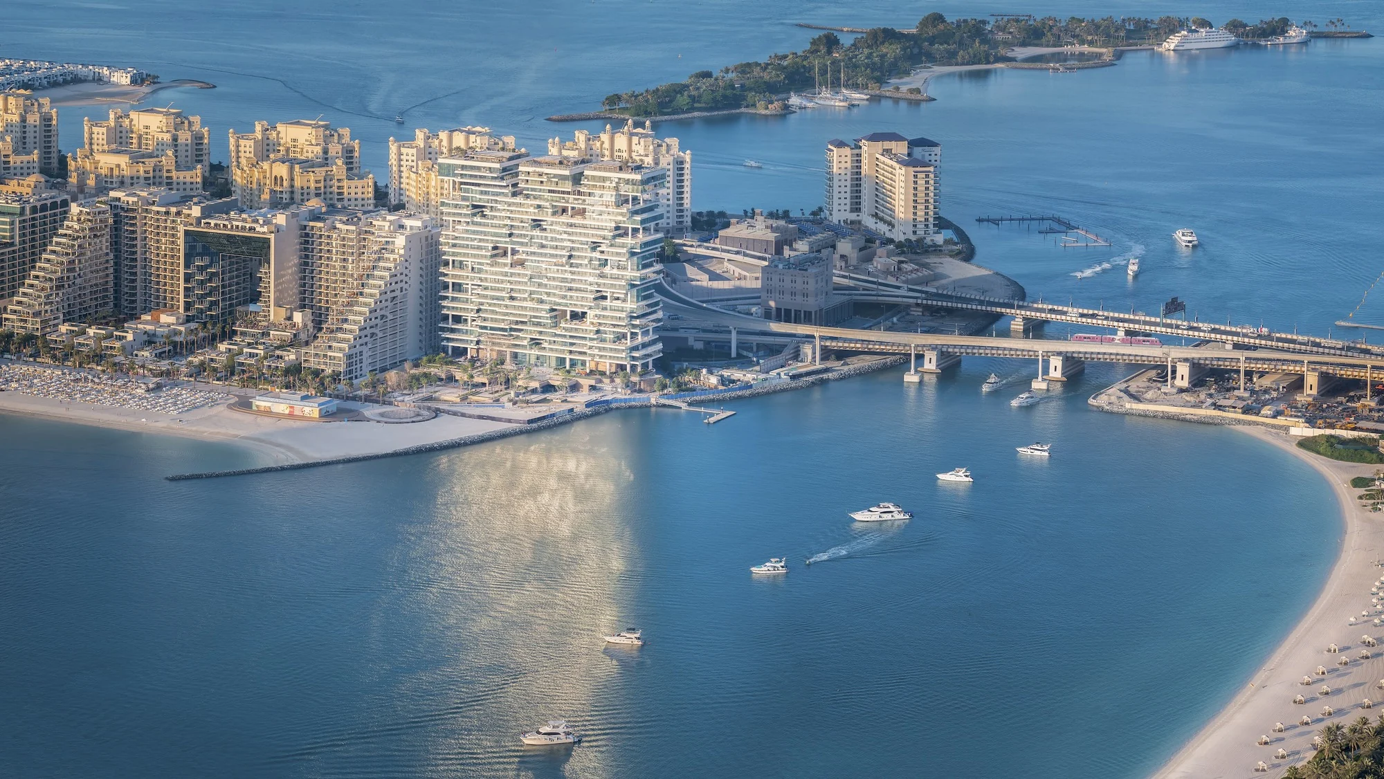 نمای بیرونی ون ات پالم با منظر مارینا دبی و پالم