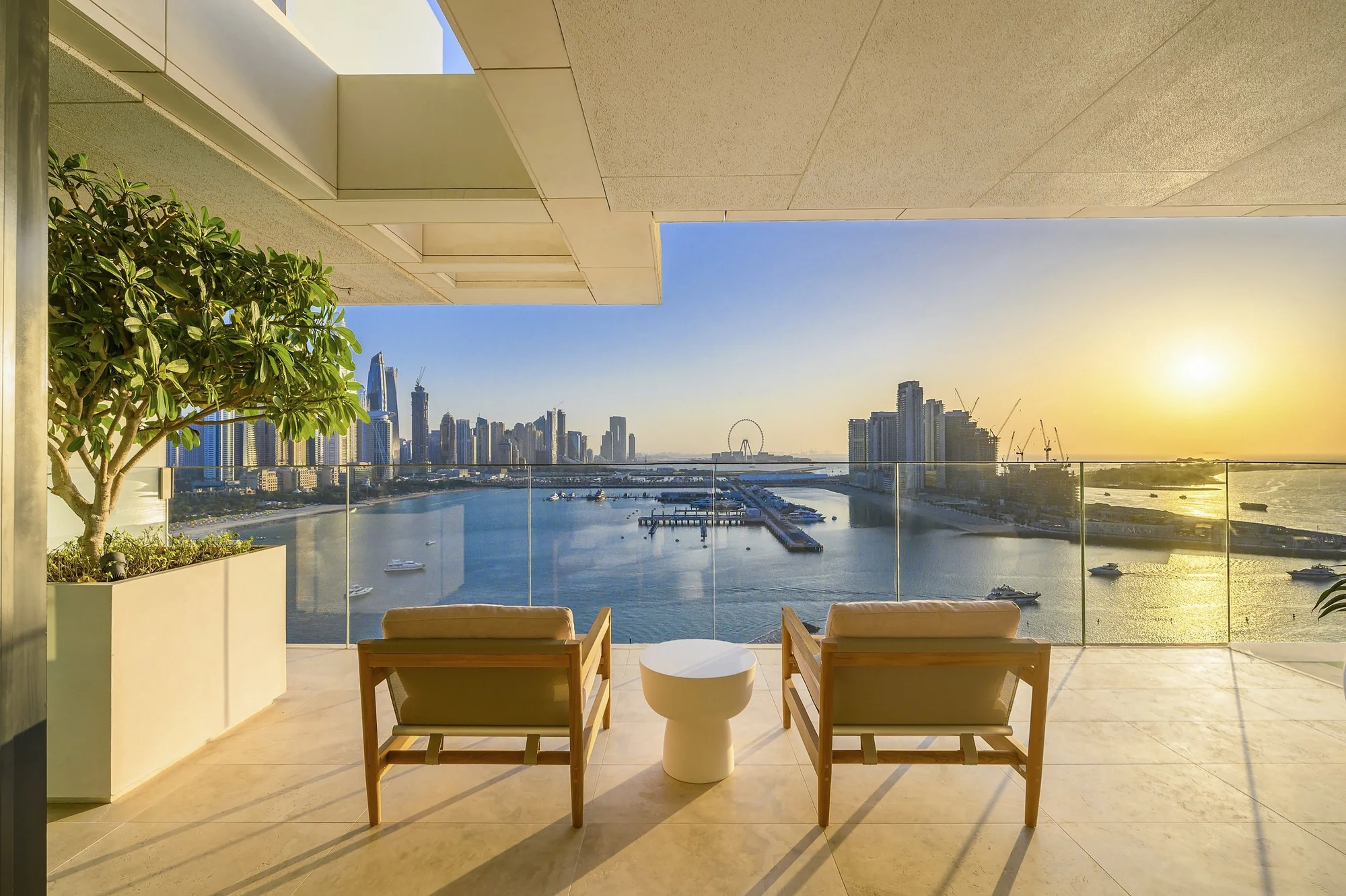 نمای شیشه‌ای ون ات پالم با معماری آیکونیک و ورود باشکوه