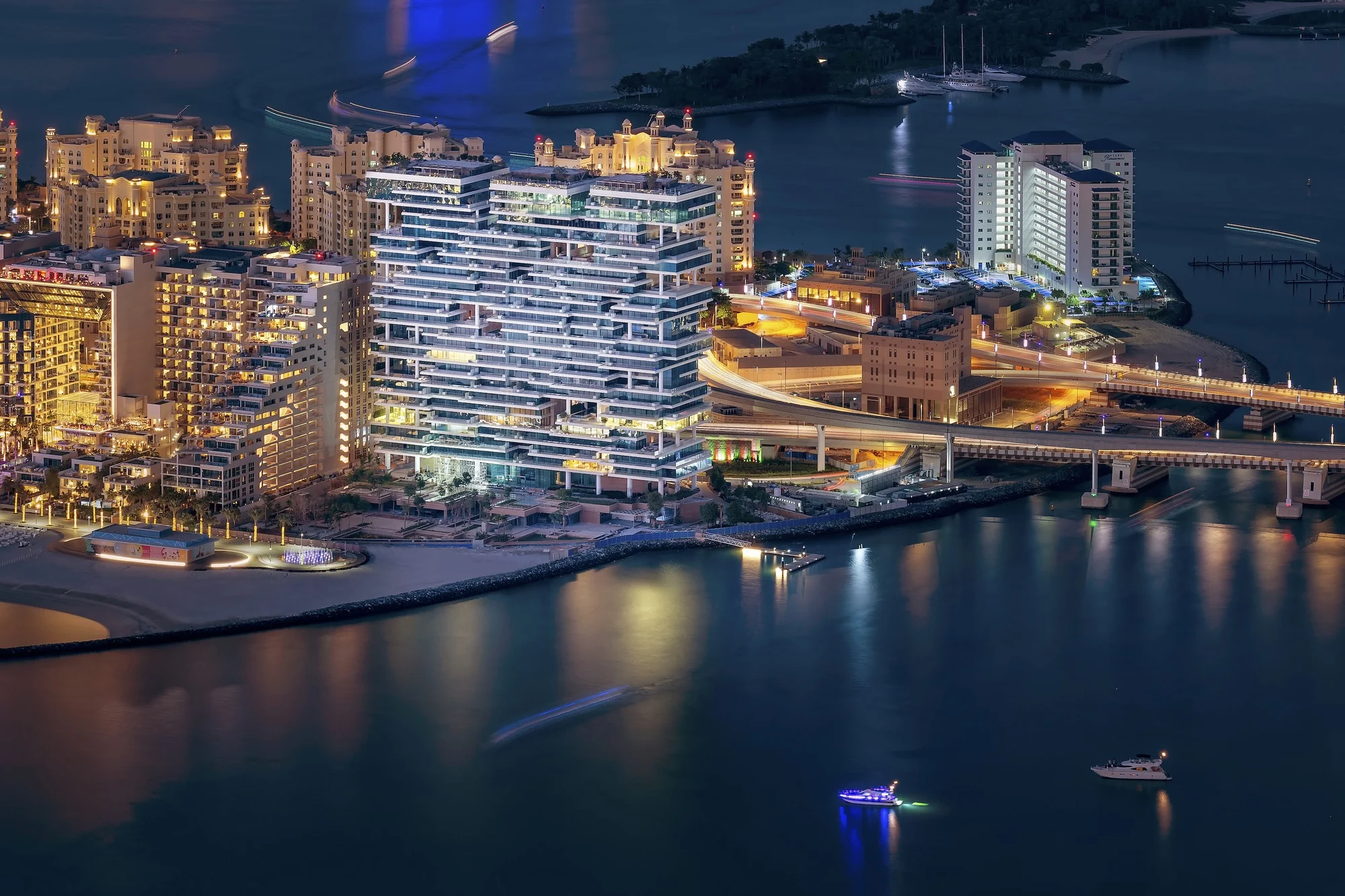 فضای نشیمن لوکس ون ات پالم با نور طبیعی و منظر دریا