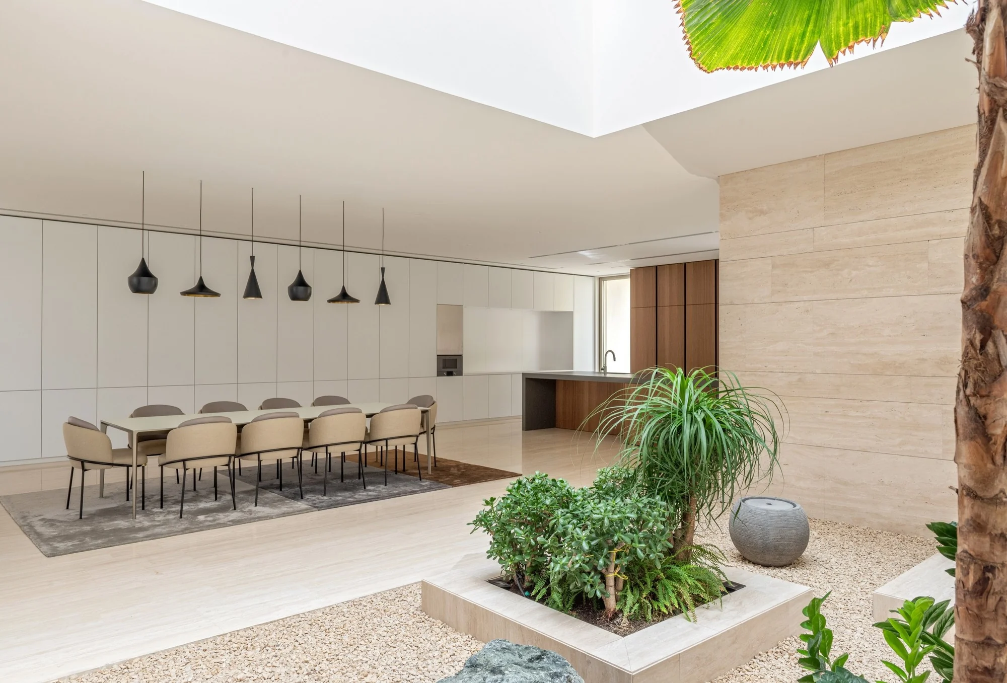 فضای داخلی ویلا لیما با دکوراسیون مینیمال و منظر آب