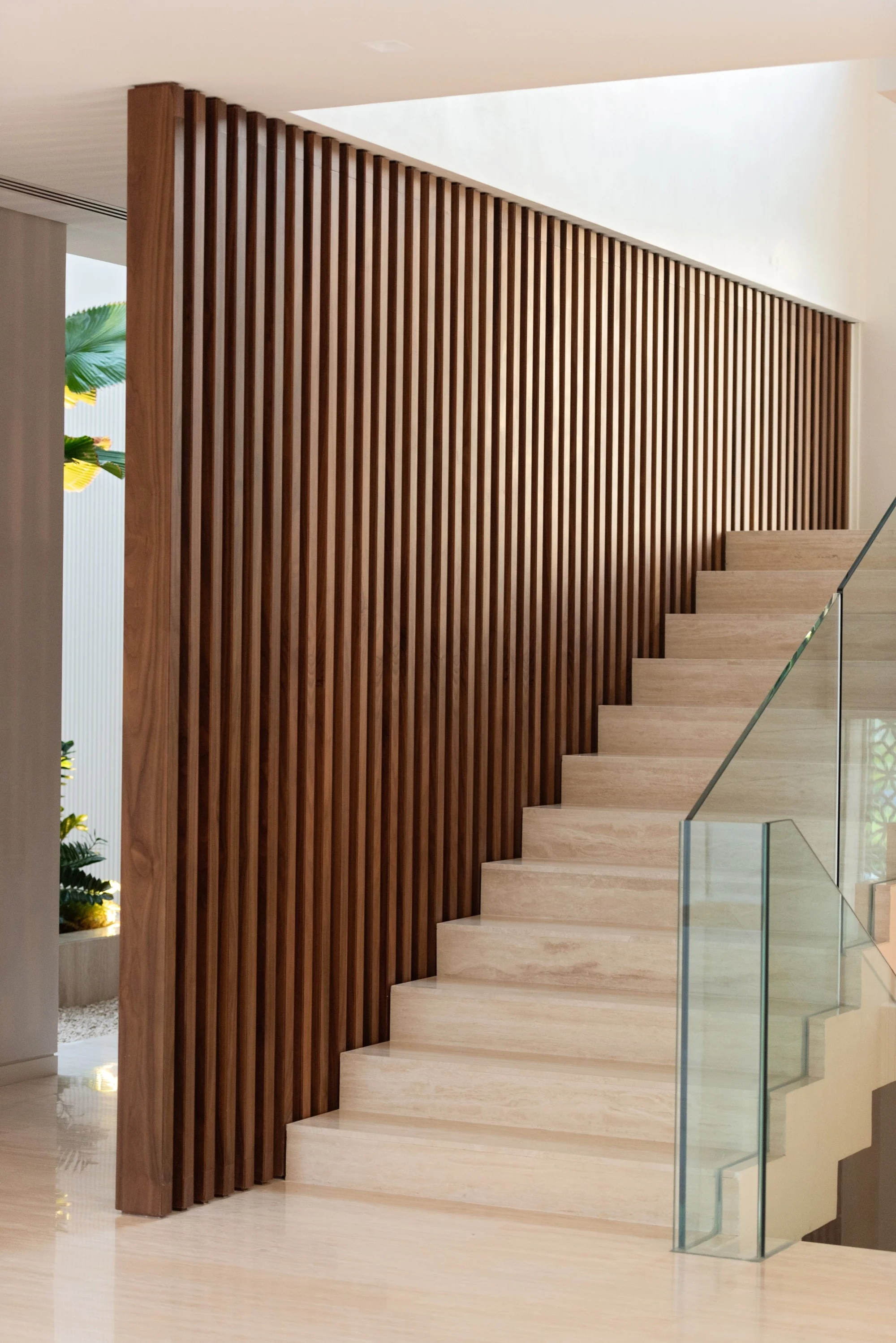 نمای بیرونی ویلا لیما با مشربیه و بازی نور و سایه