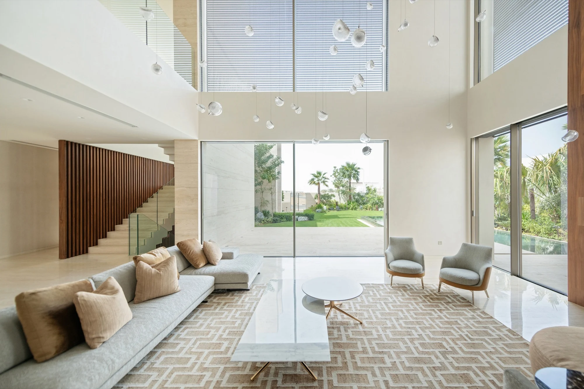 فضای نشیمن ویلا لیما با نور فیلترشده و منظر باغ