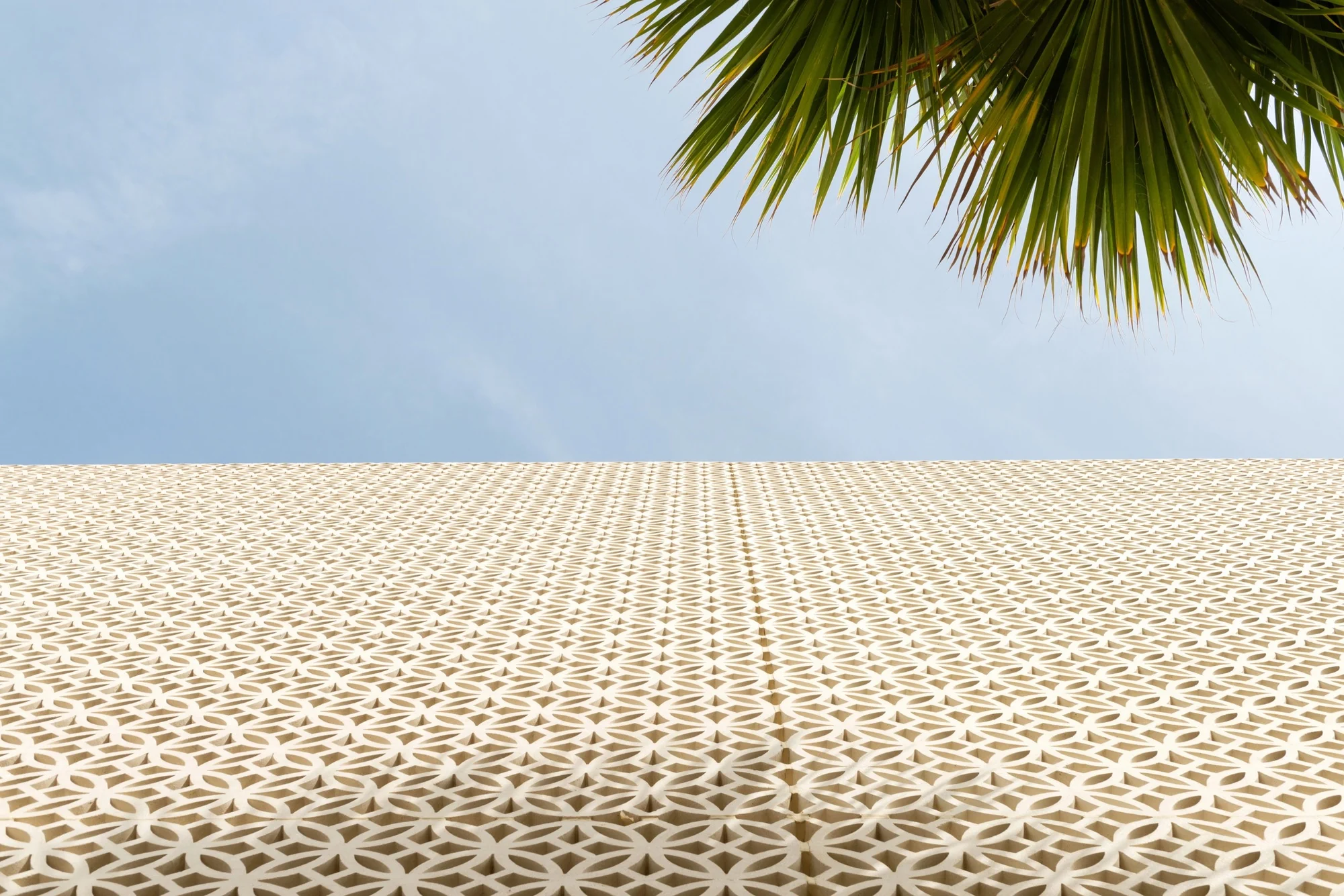 فضای داخلی ویلا لیما با دکوراسیون معاصر و پلان باز