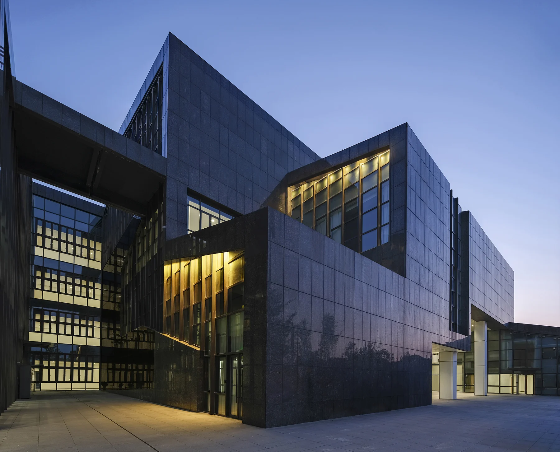 نمای سنگ تیره و شیشه