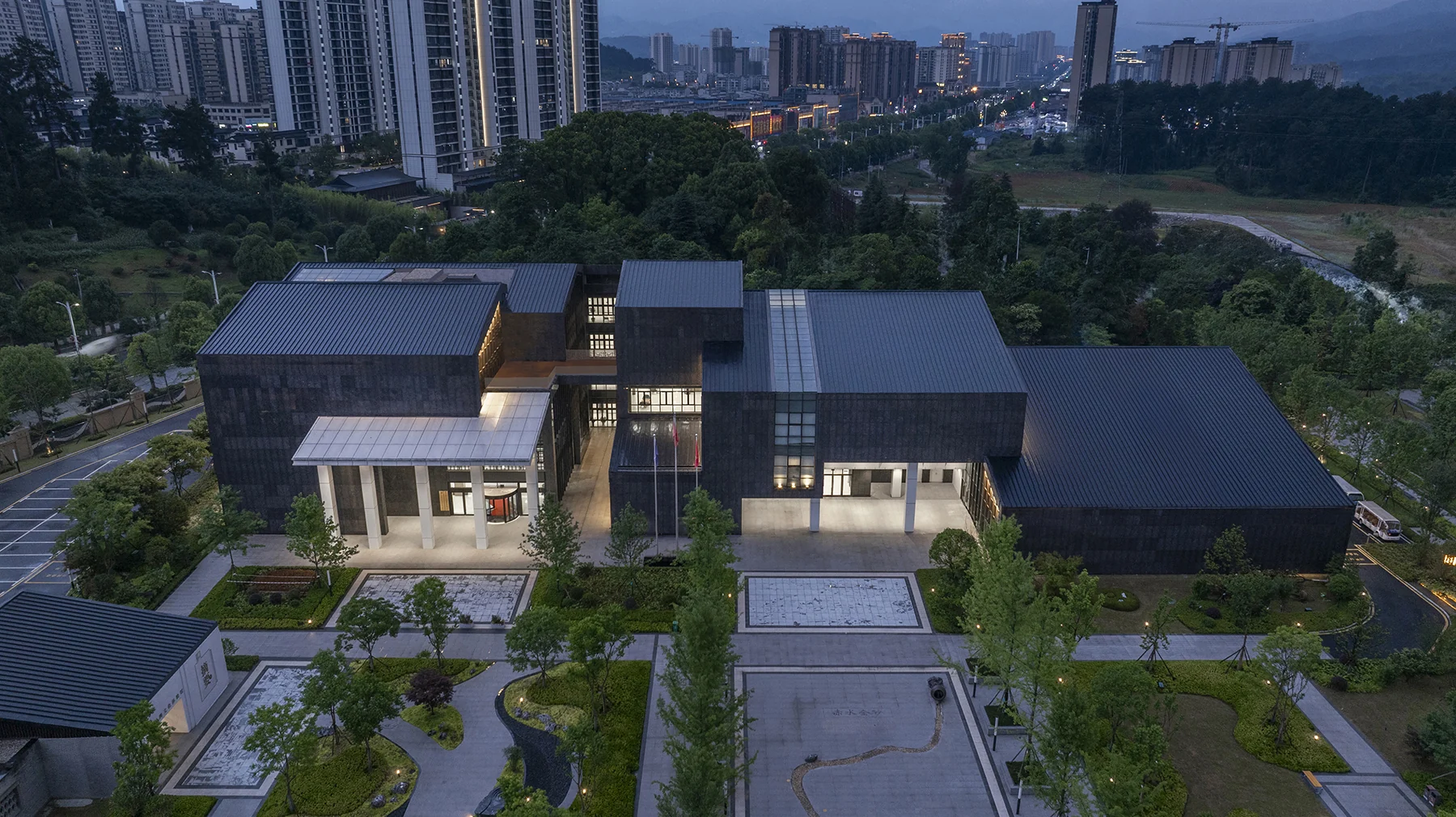 فضای باسیلیکا مدرن و نور طبیعی