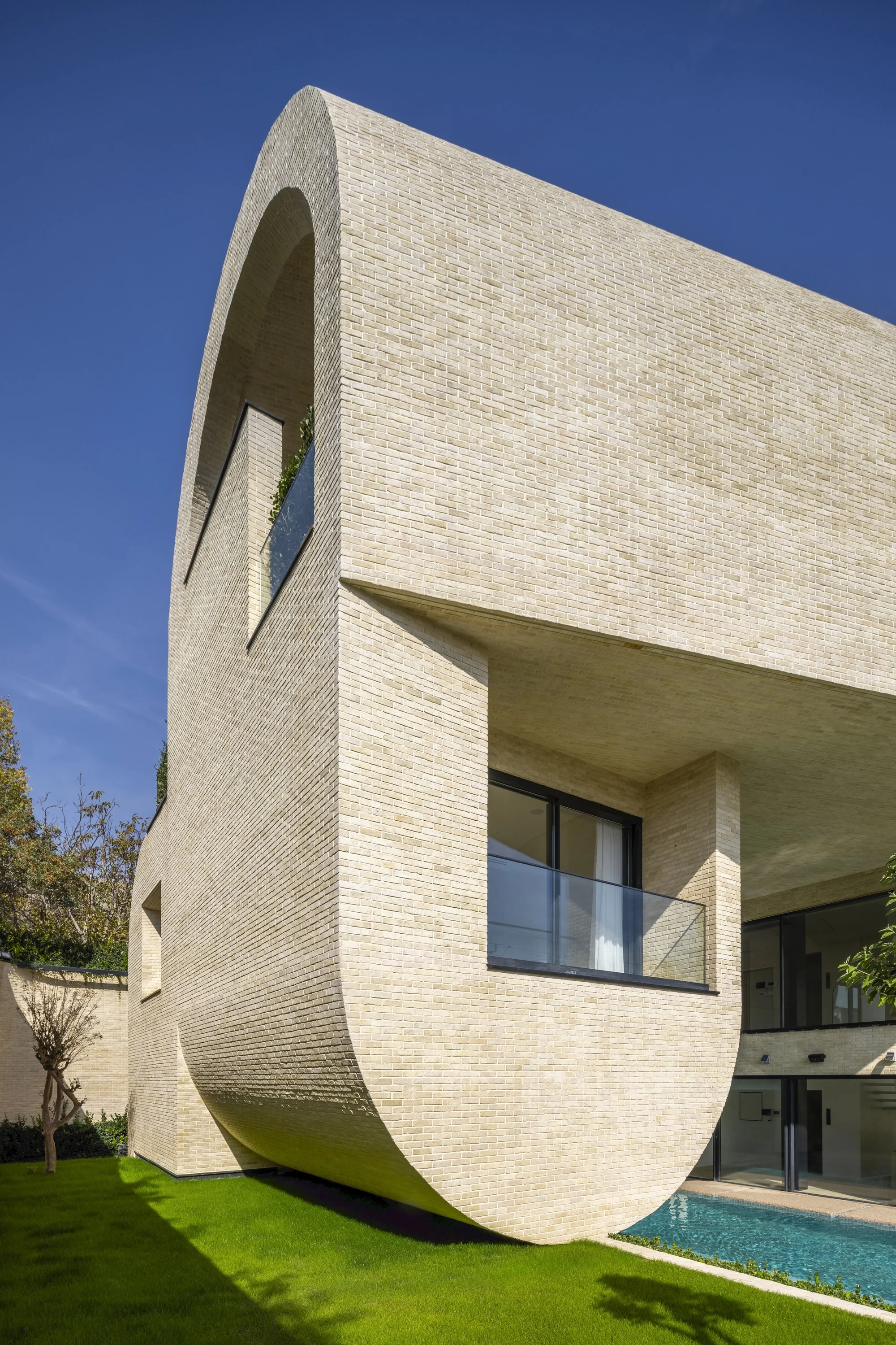 طراحی معماری ویلا حیاط مرکزی با ساختار تونلی در لواسان