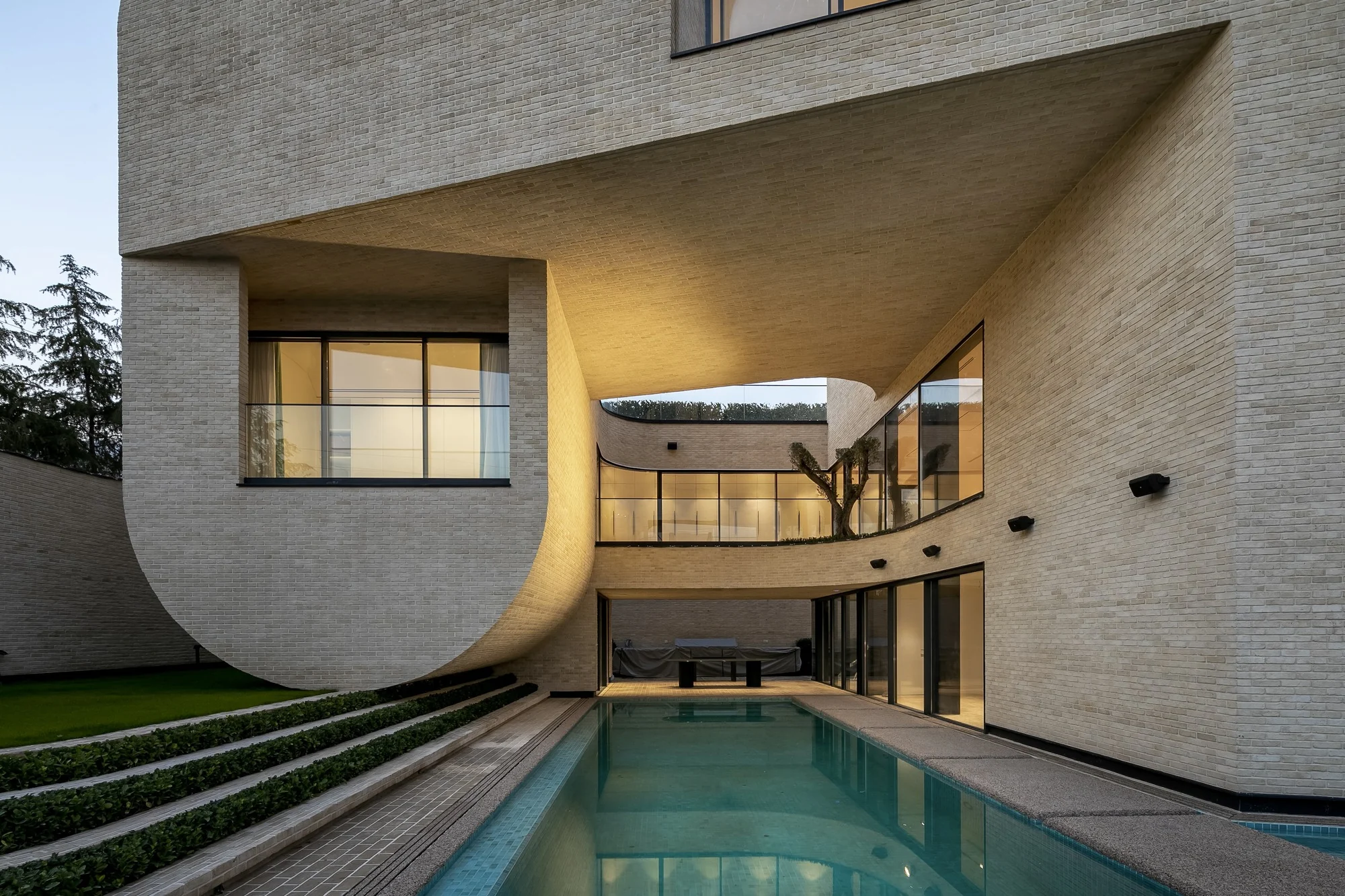 فضای داخلی ویلا حیاط مرکزی با استخر و منظر آسمان