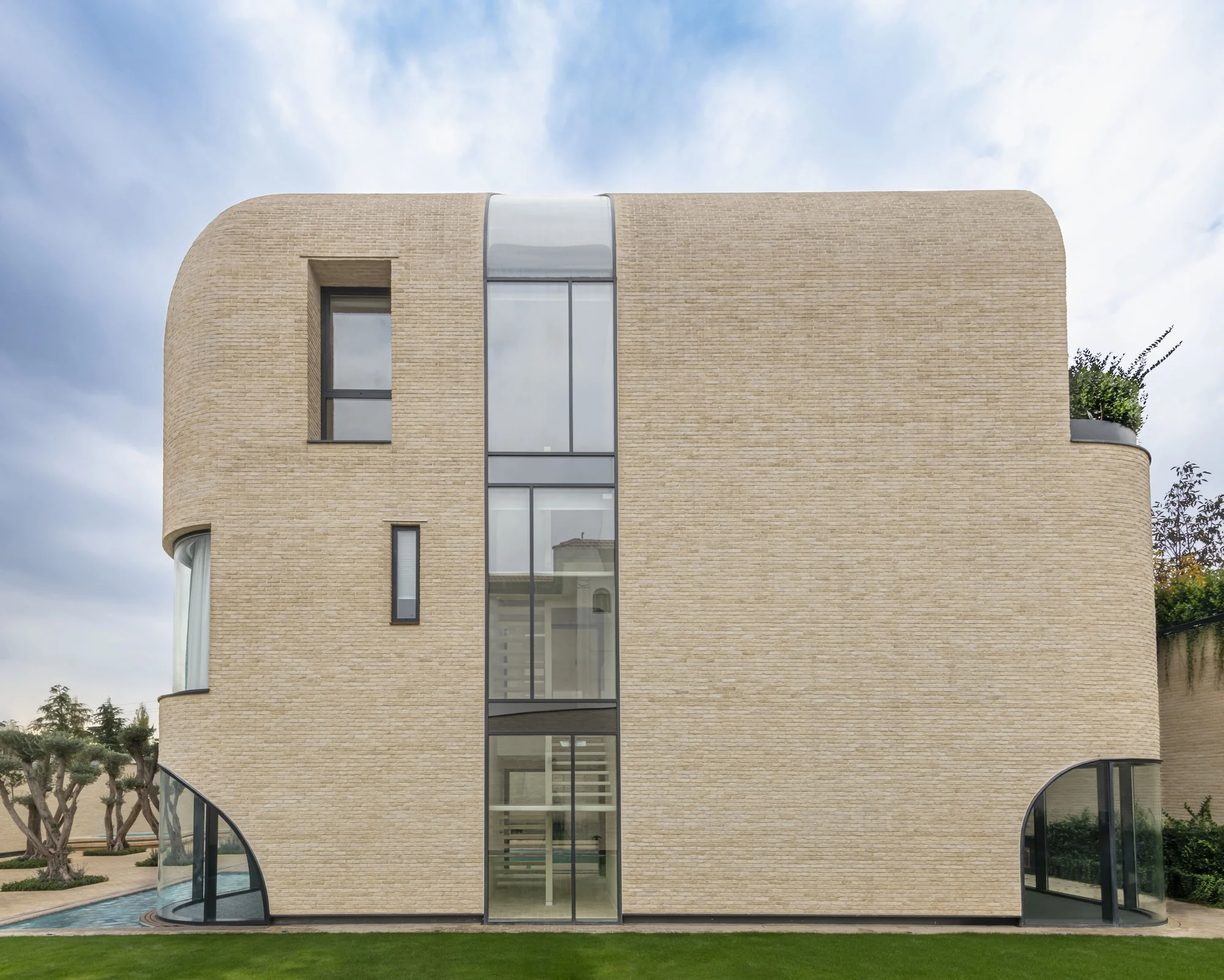 نمای بیرونی ویلا حیاط مرکزی با قوسهای انباشته