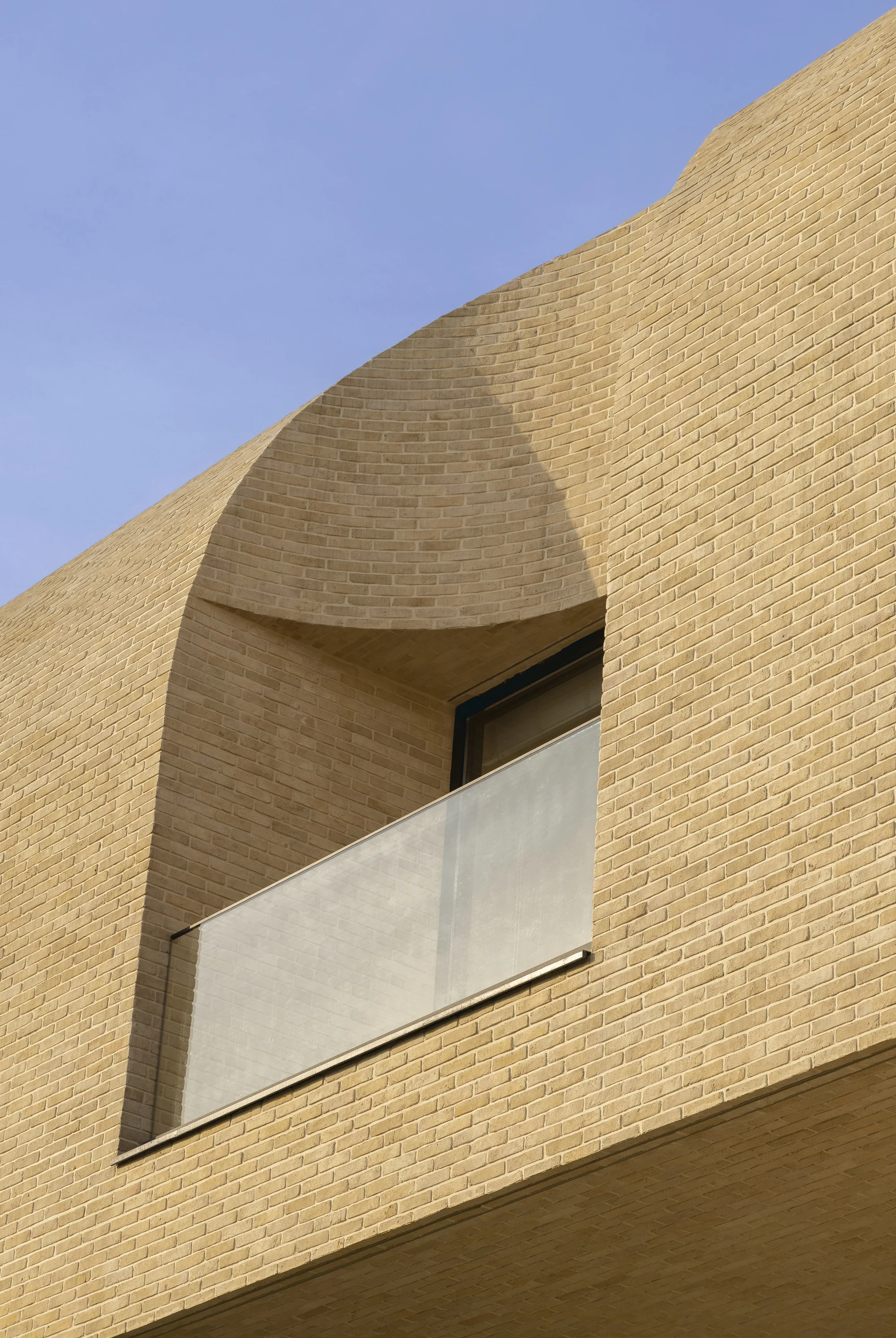 نمای خارجی ویلا حیاط مرکزی با طراحی علیرضا تقابنی