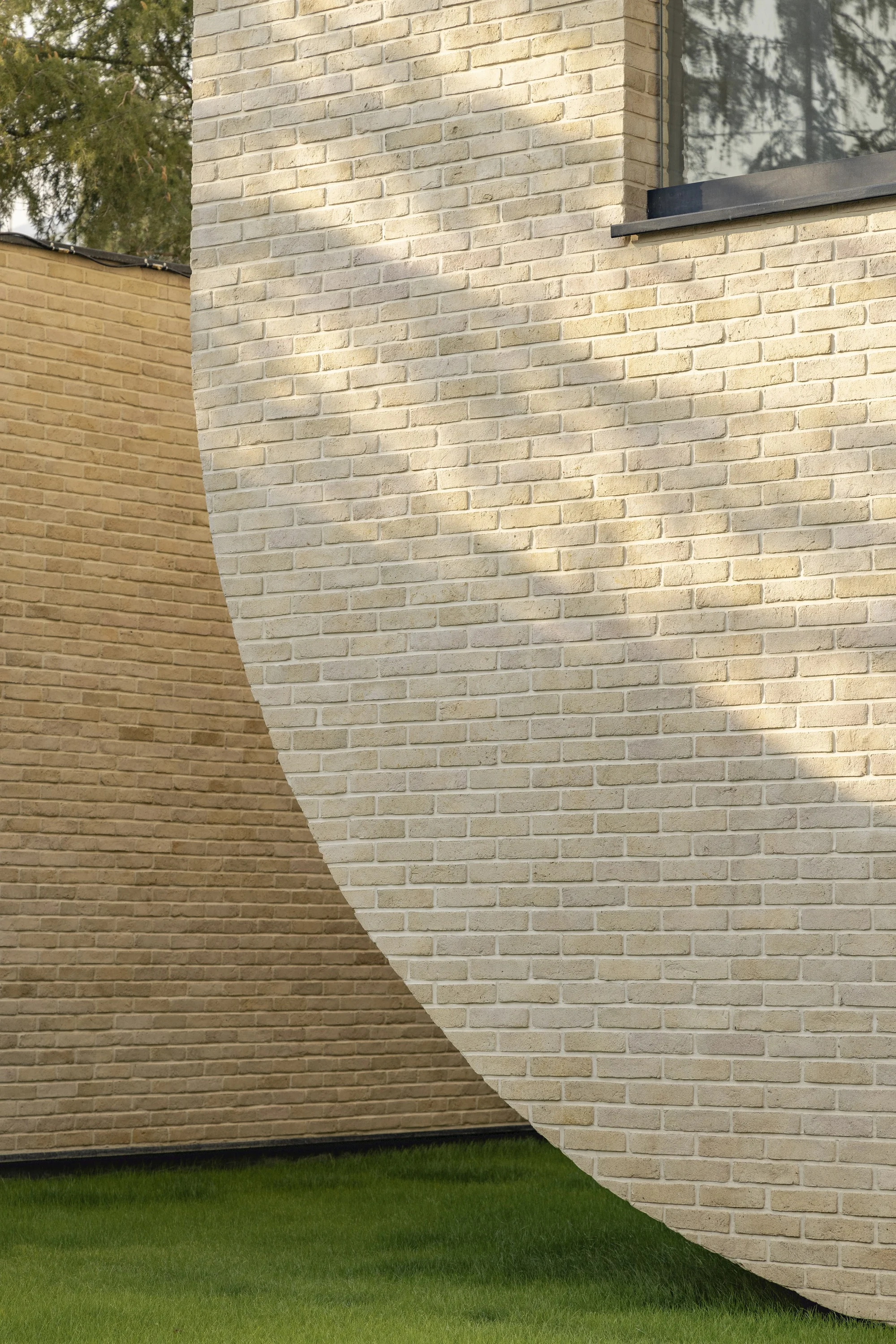 فضای داخلی ویلا حیاط مرکزی با دکوراسیون معاصر و پلان باز