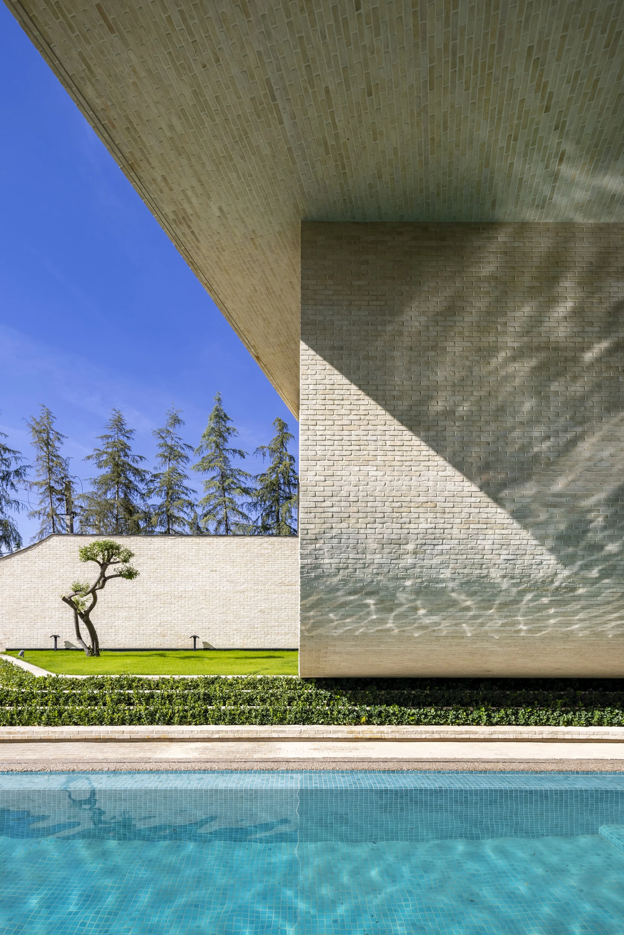 نمای قوسی ویلا حیاط مرکزی با معماری مدرن و تونلی