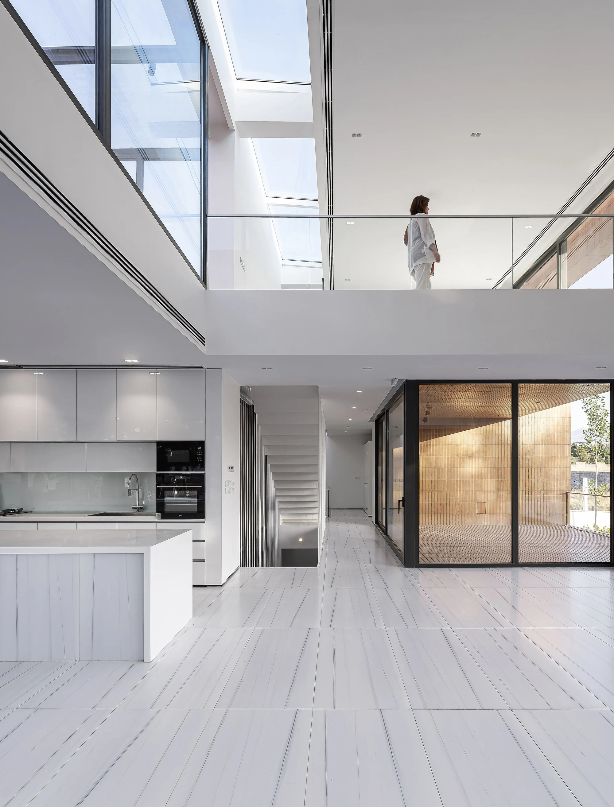 فضای آشپزخانه ویلا خلأها با پنجره‌های بزرگ و متریال شیشه