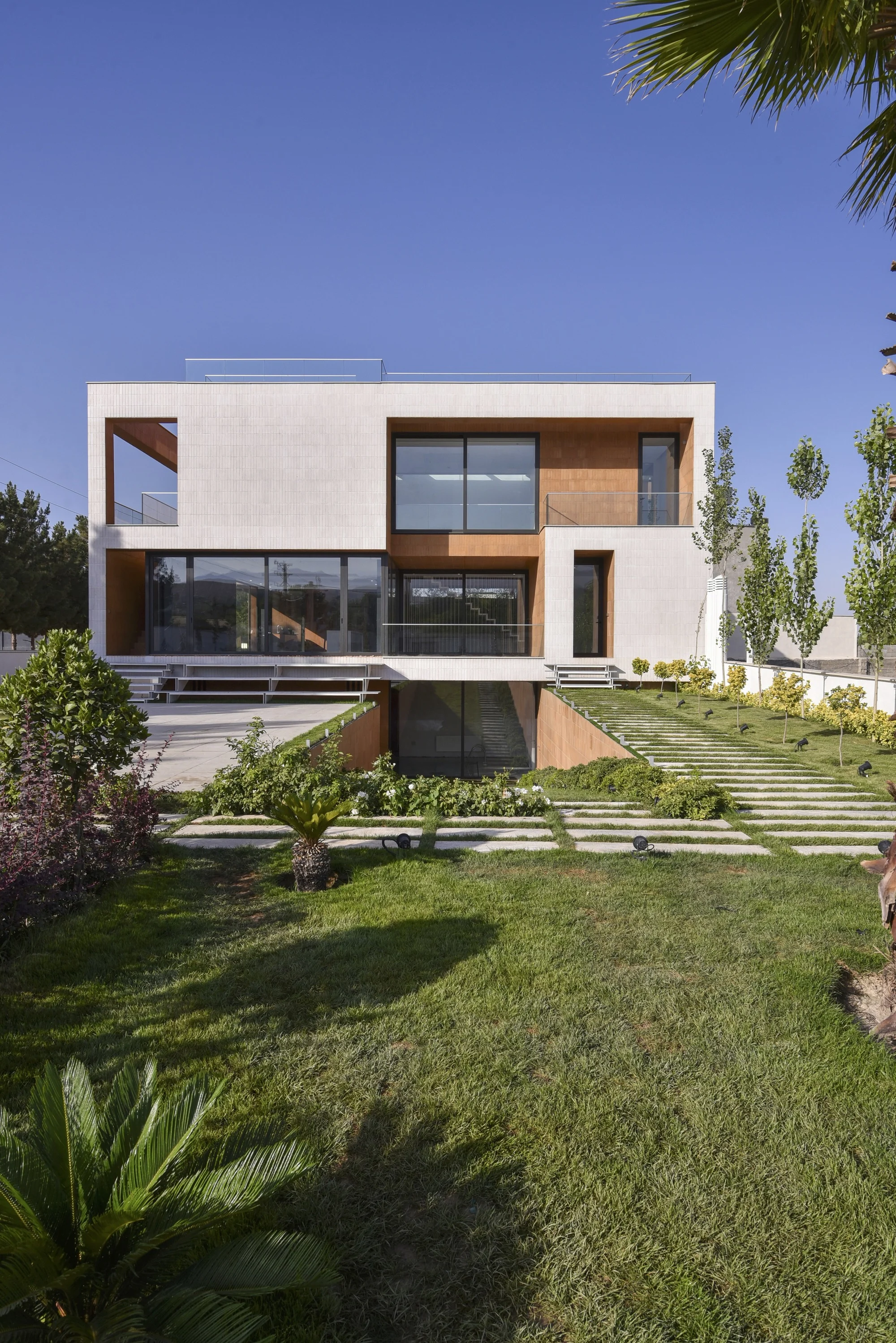 نمای آجری ویلا خلأها با معماری نفوذپذیر و پله‌های خارجی