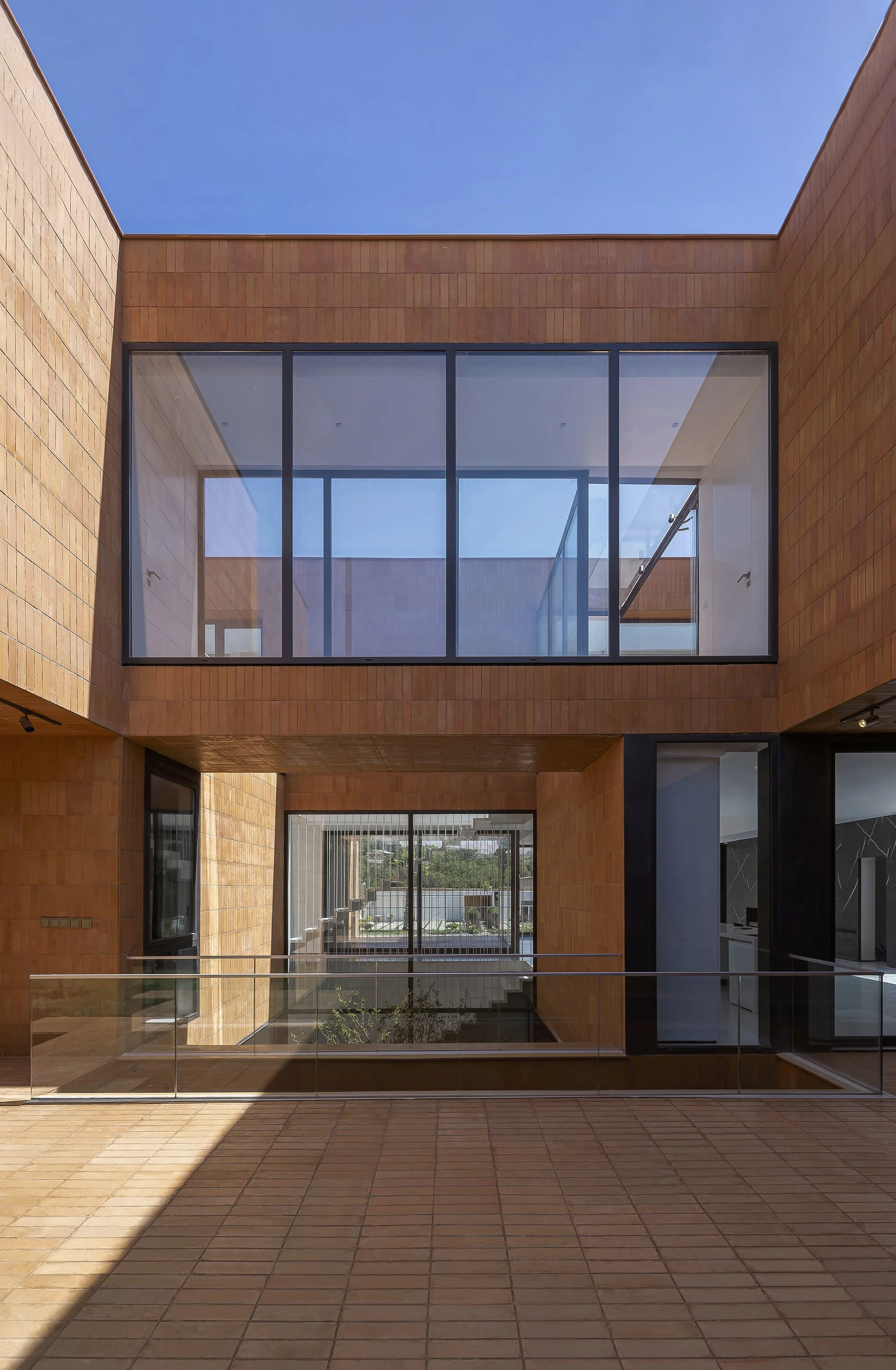 نمای حجم توخالی ویلا خلأها با پله و مسیرهای کشف