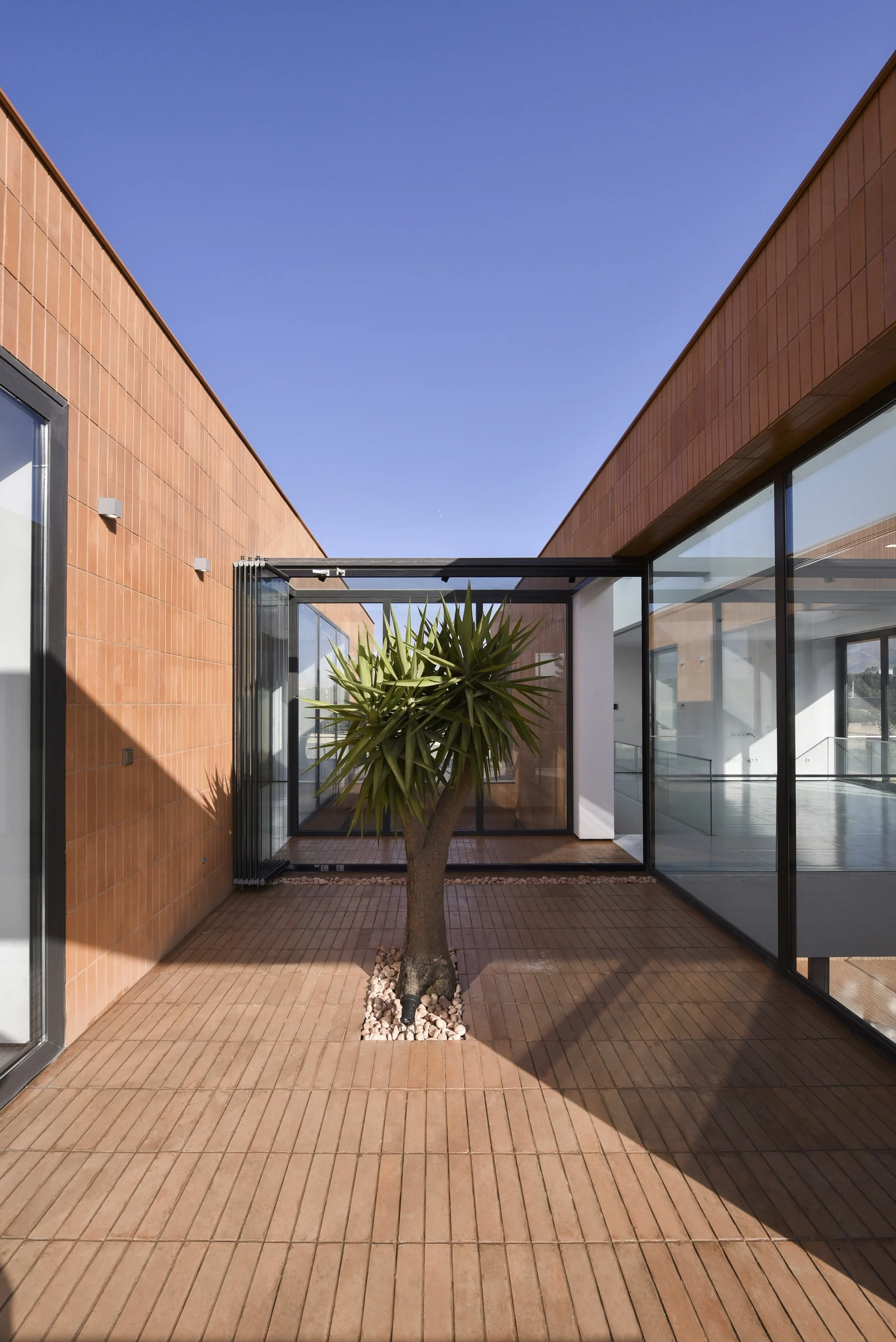 فضای پله خارجی ویلا خلأها با حس صعود بر ساختمان