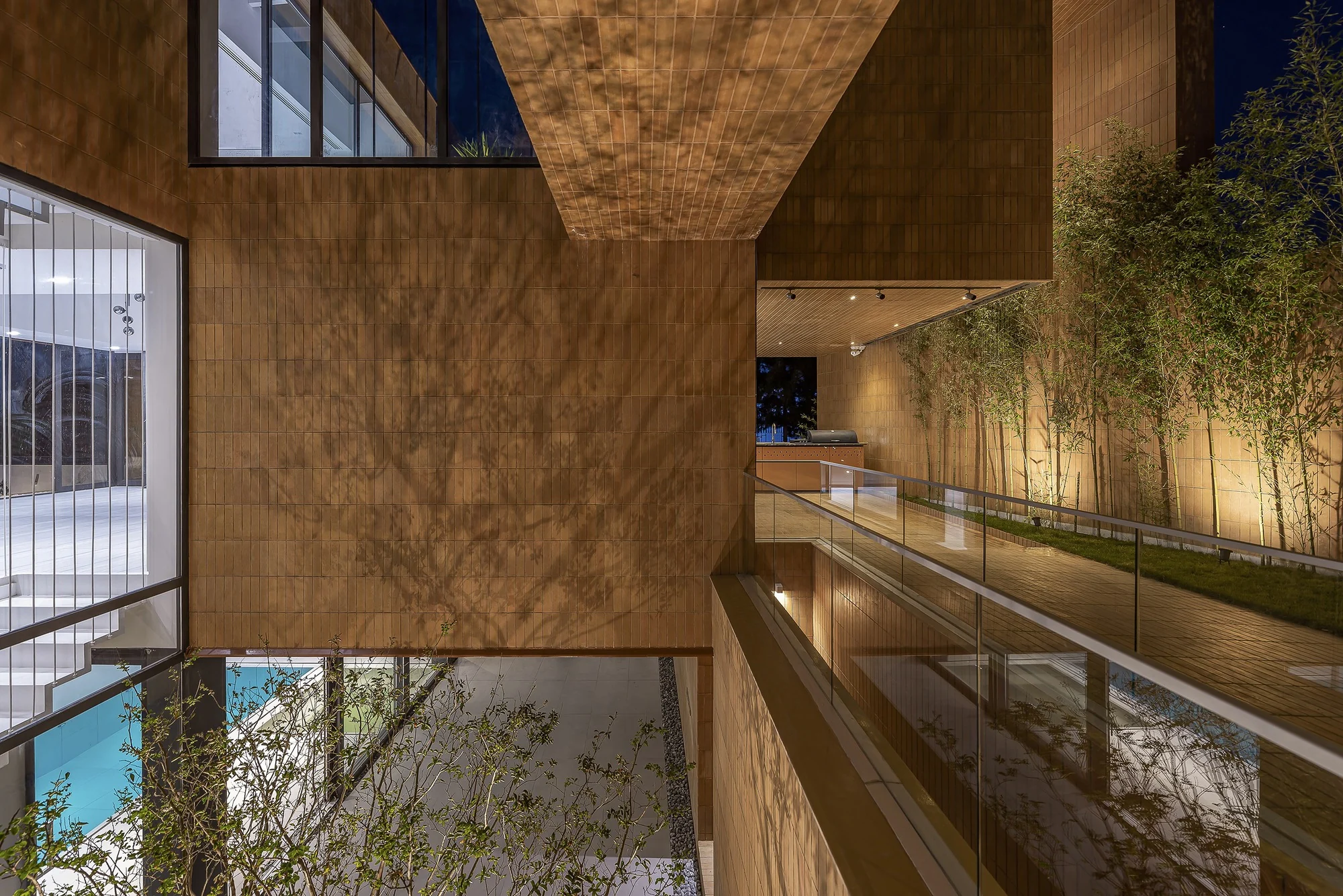 پلان معماری مدرن ویلا خلأها با مسیرهای متنوع و پله