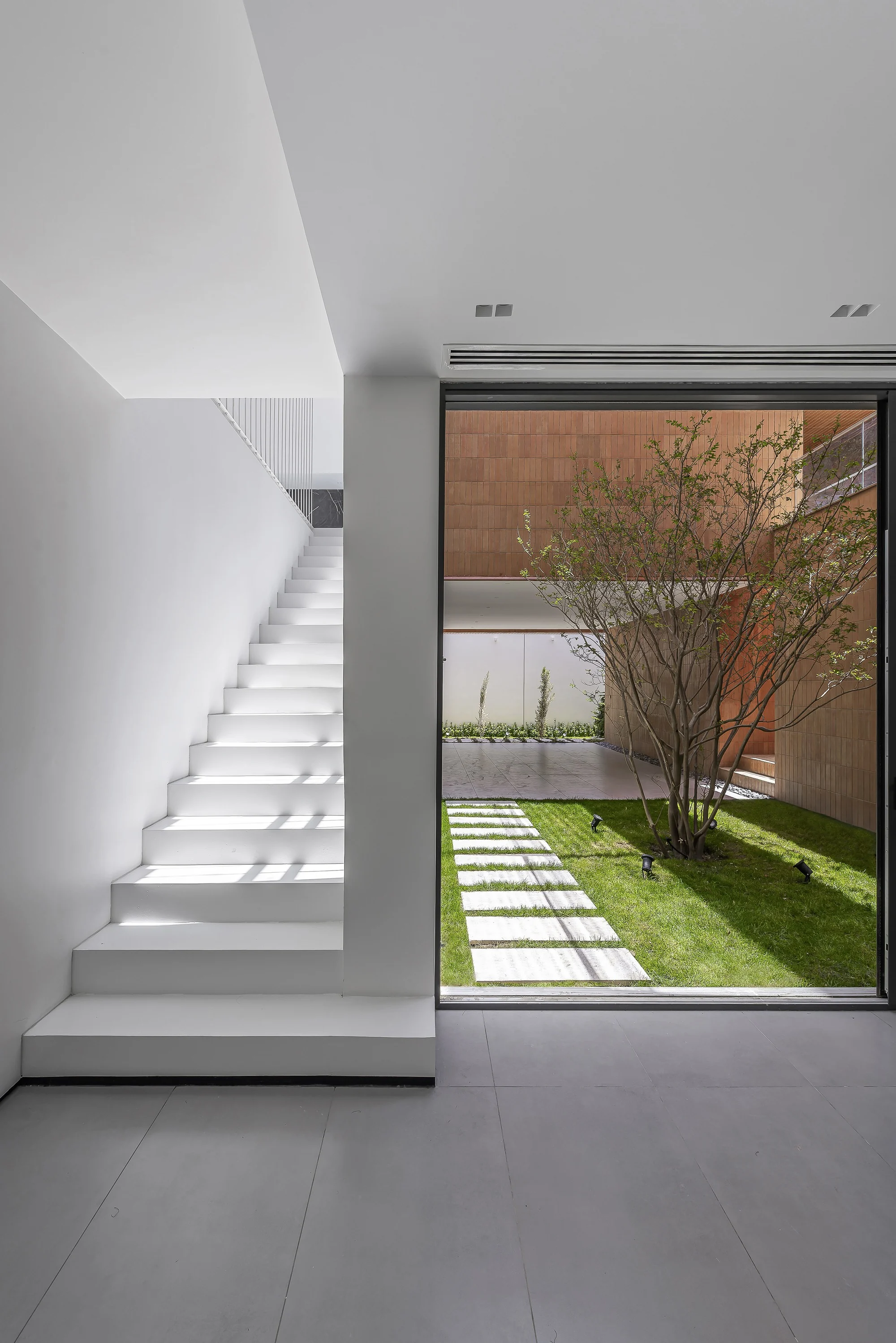 نمای بیرونی ویلا خلأها با متریال‌های آجری و شیشه