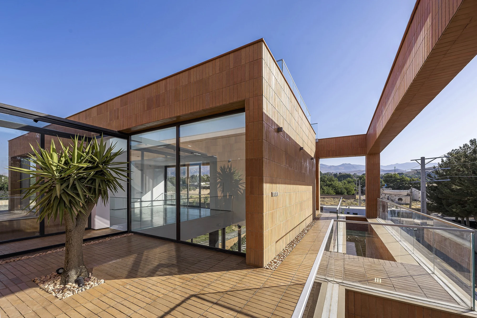 فضای داخلی ویلا خلأها با نور طبیعی و دکوراسیون خلاقانه