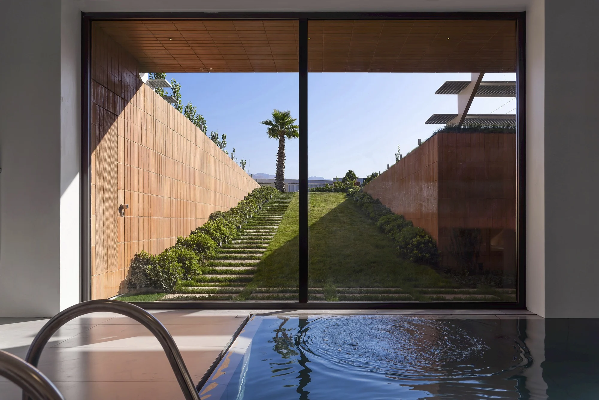 نمای خارجی ویلا خلأها با حجم توخالی و طراحی AsNow