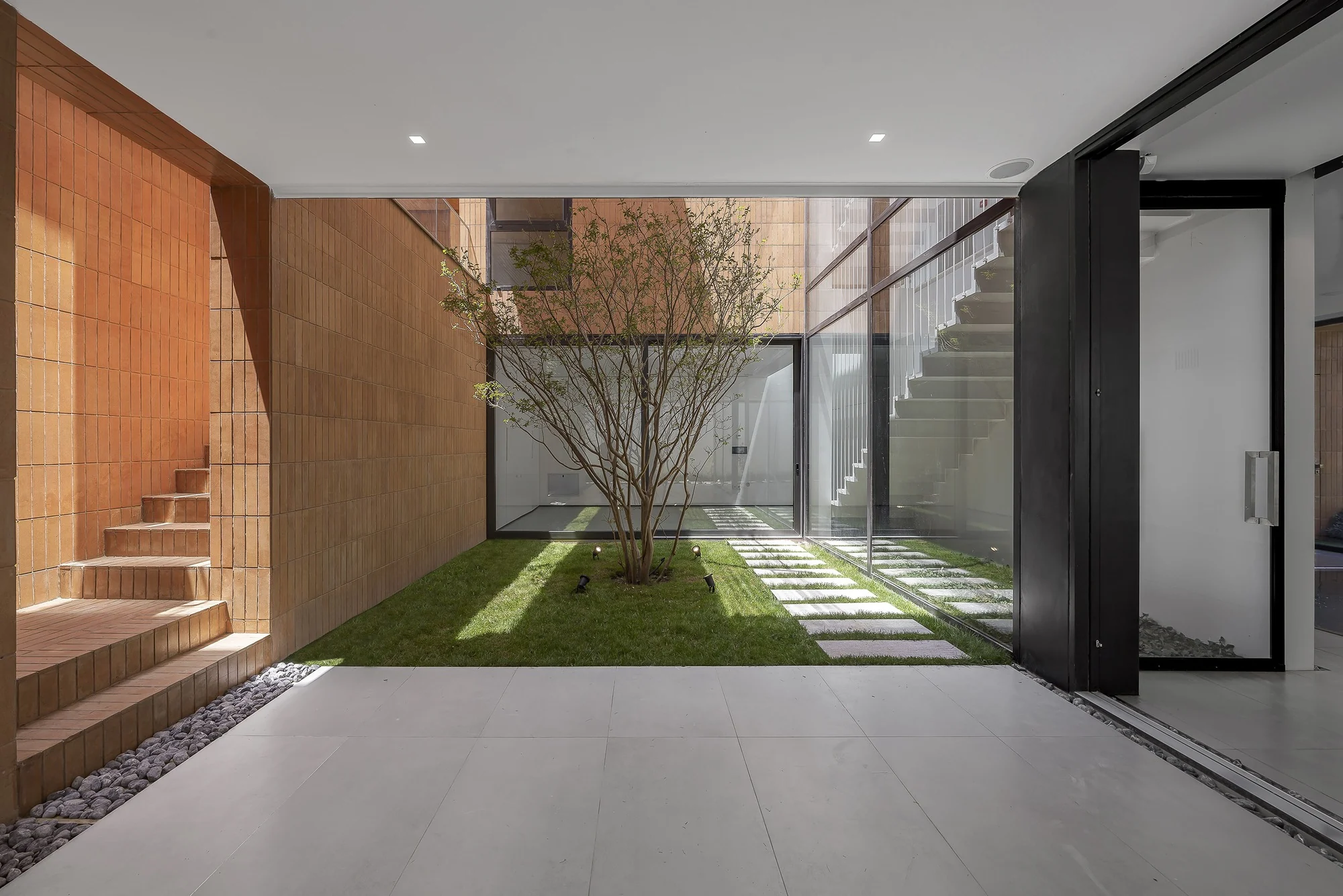 نمای آجری ویلا خلأها با معماری معاصر در کوهسار