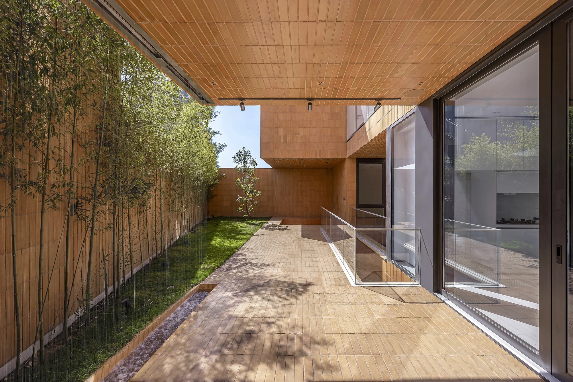 نمای بیرونی ویلا خلأها با معماری معاصر و نورپردازی