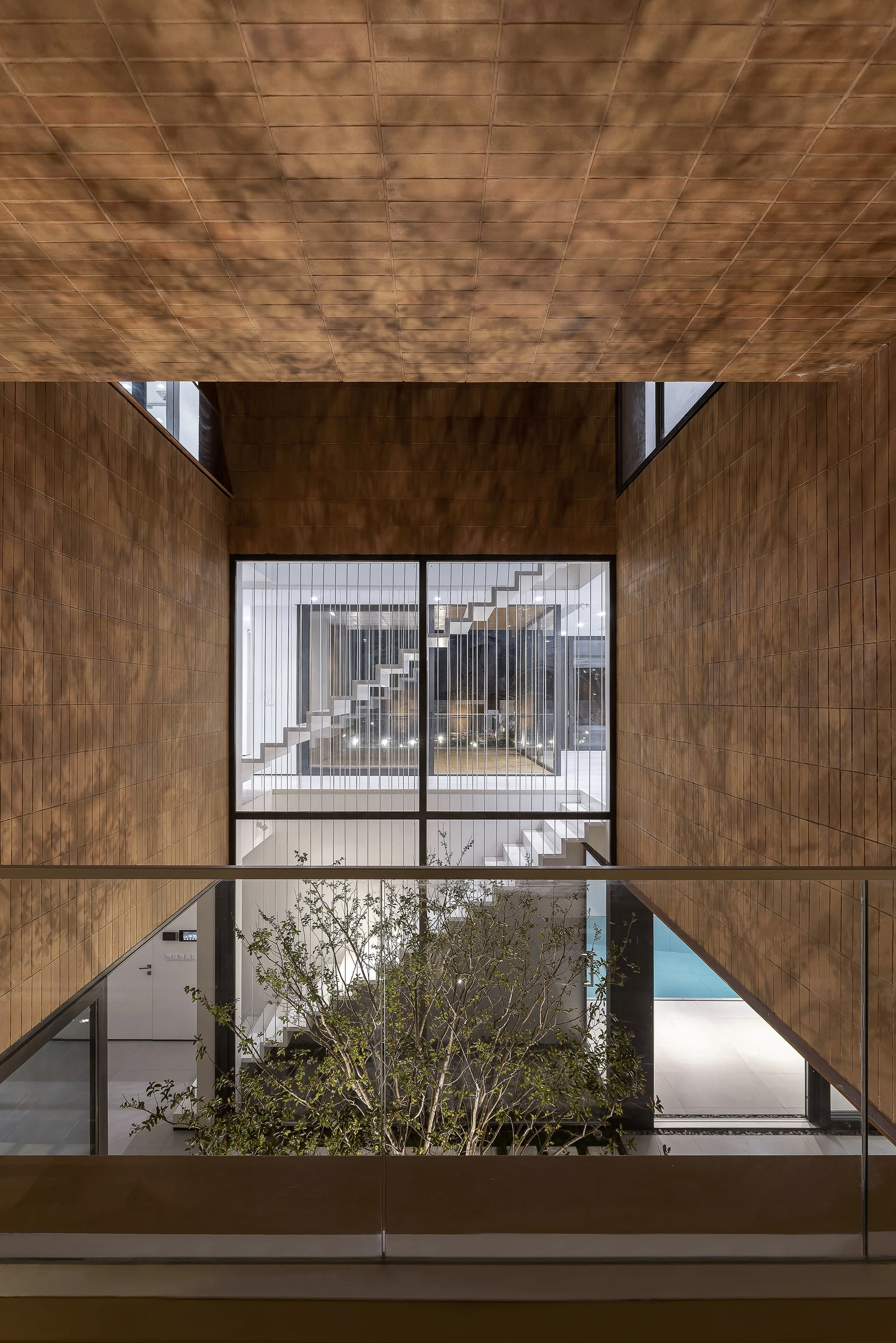 پلان معماری ویلا خلأها با فضاهای نفوذپذیر و پله