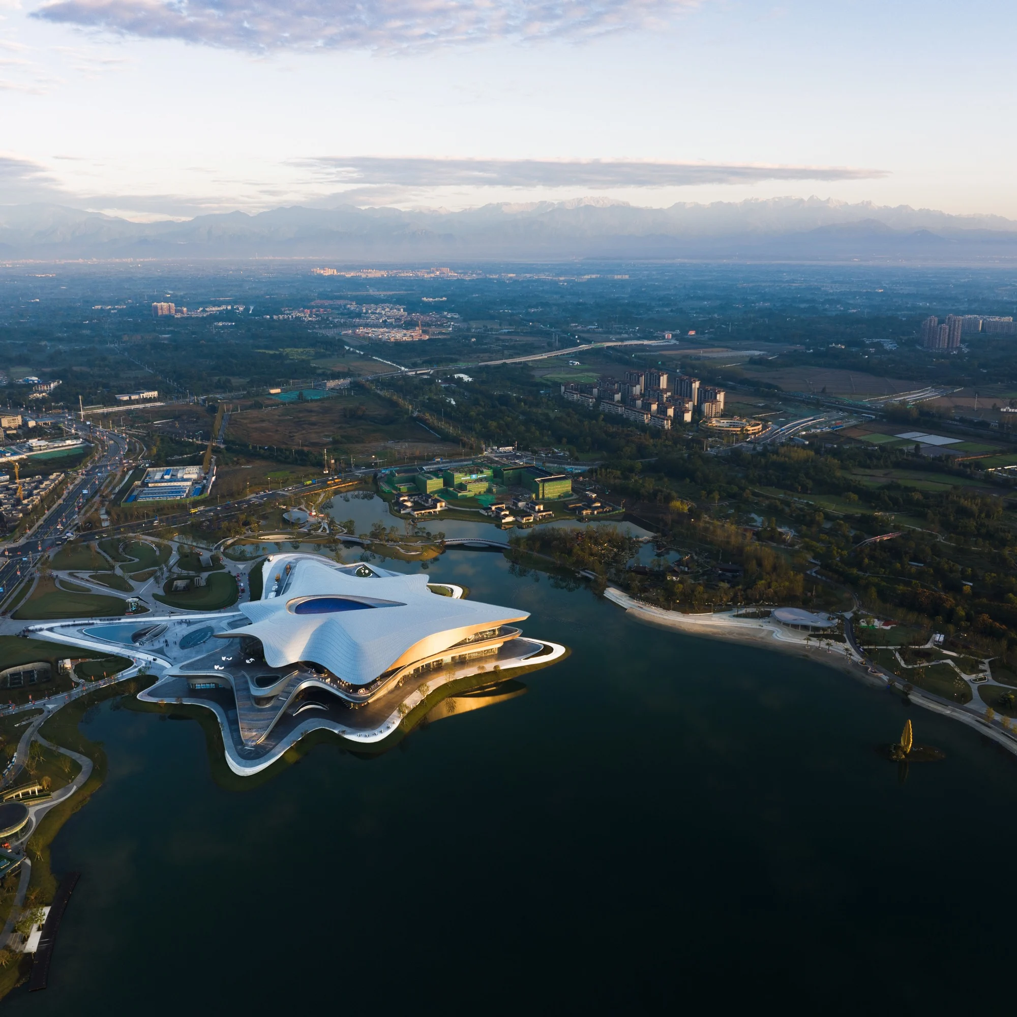 نمای ساحلی موزه علم تخیلی چنگدو در کنار دریاچه