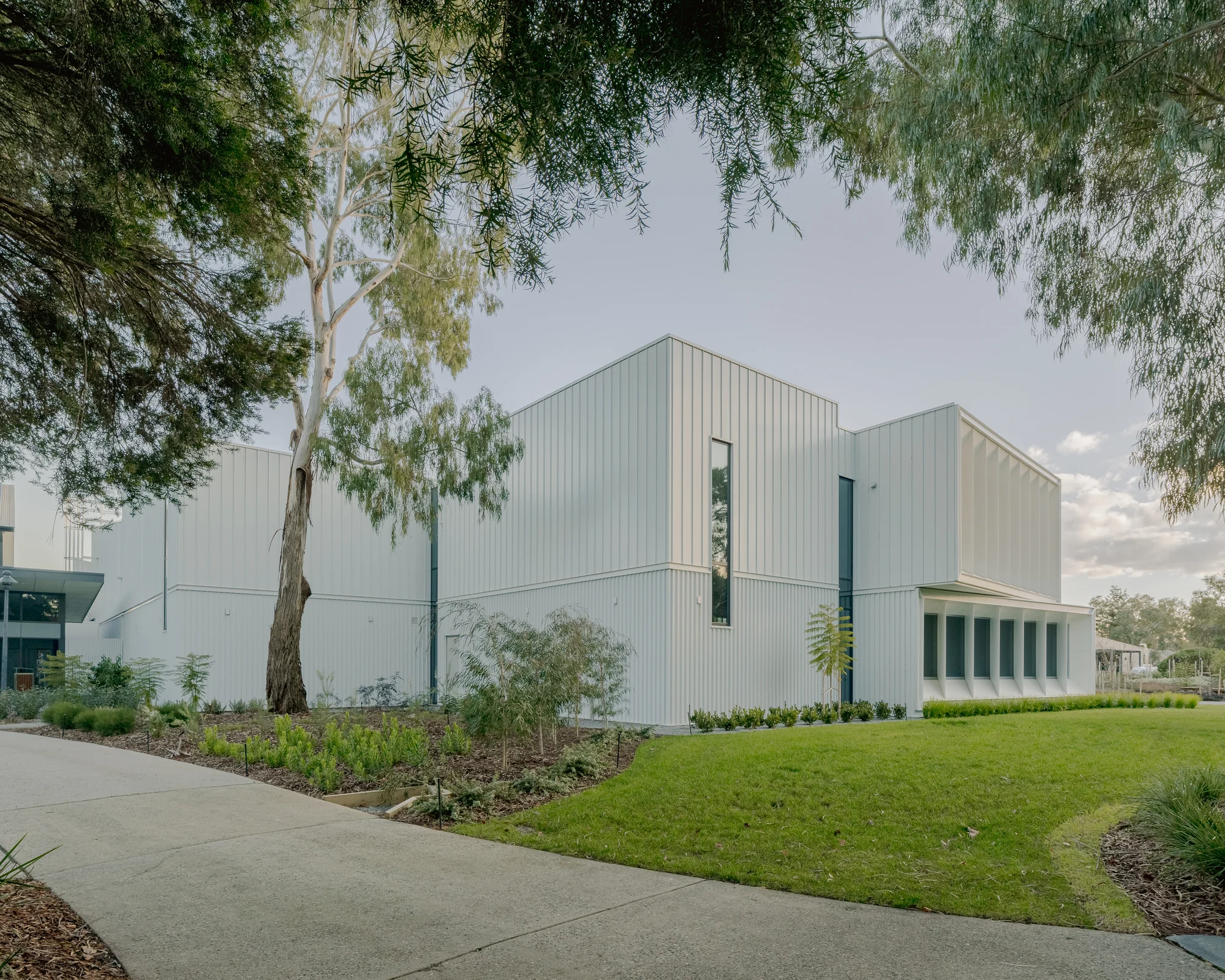 نمای مدرن مرکز آبی کوناوارا ویلام با متریال‌های پایدار و طراحی آموزشی