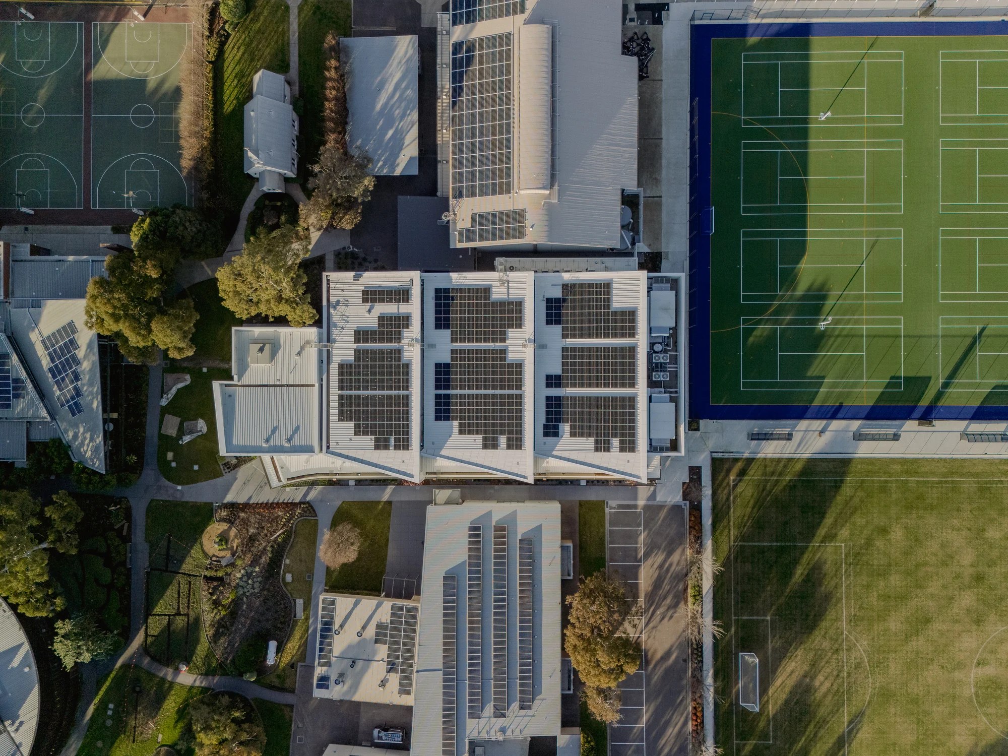 پلان معماری مرکز آبی کوناوارا ویلام با سالن‌های فرهنگی