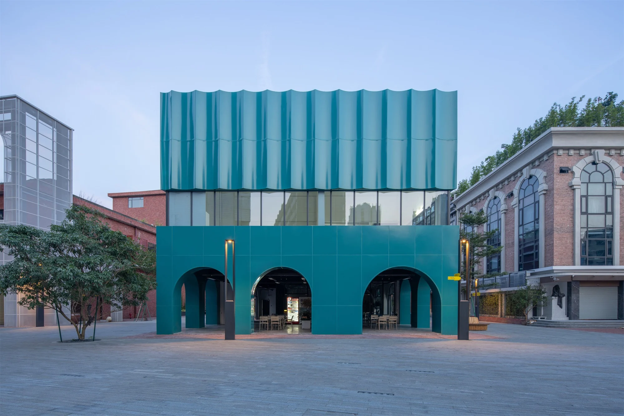 نمای آرکید پایگاه شماره ۷ با متریال آجری و پنجره‌های بزرگ