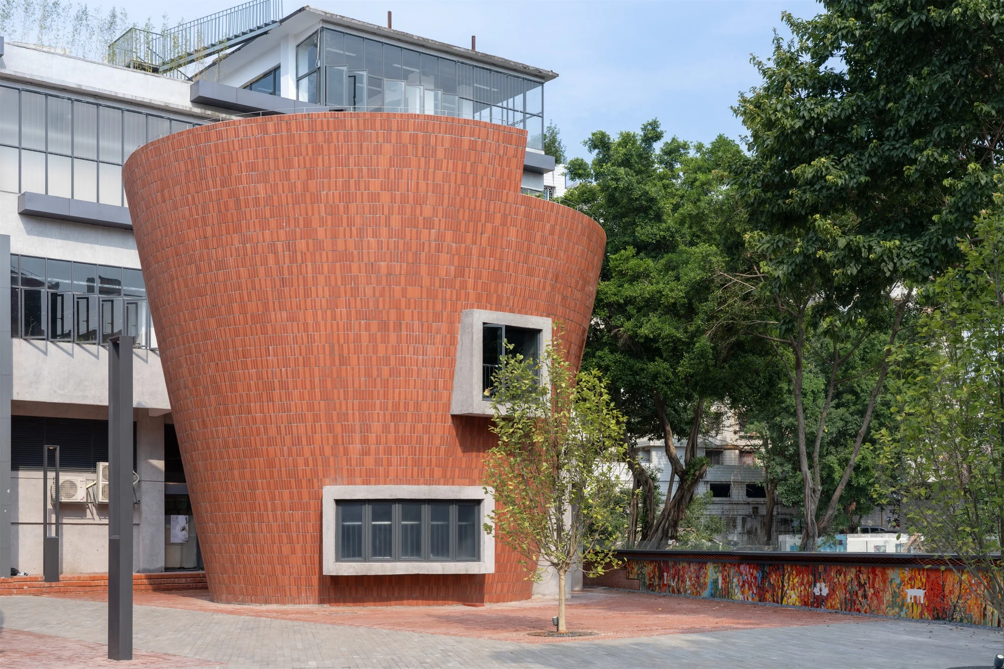 فضای داخلی پایگاه شماره ۷ با نور طبیعی و دکوراسیون سرامیکی