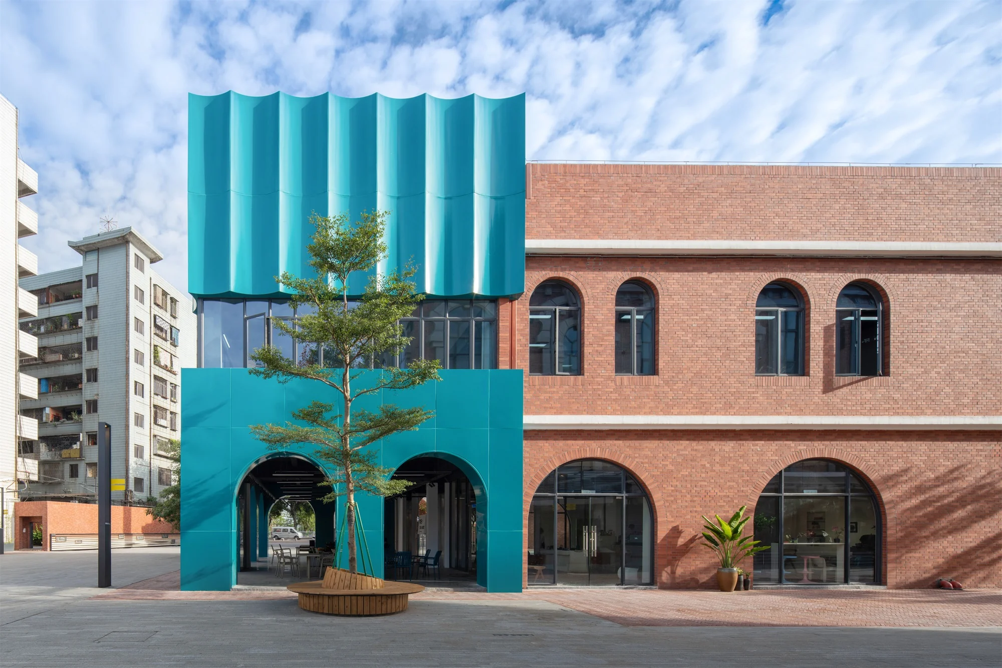 نمای بیرونی پایگاه شماره ۷ با متریال آجر و منظر رودخانه