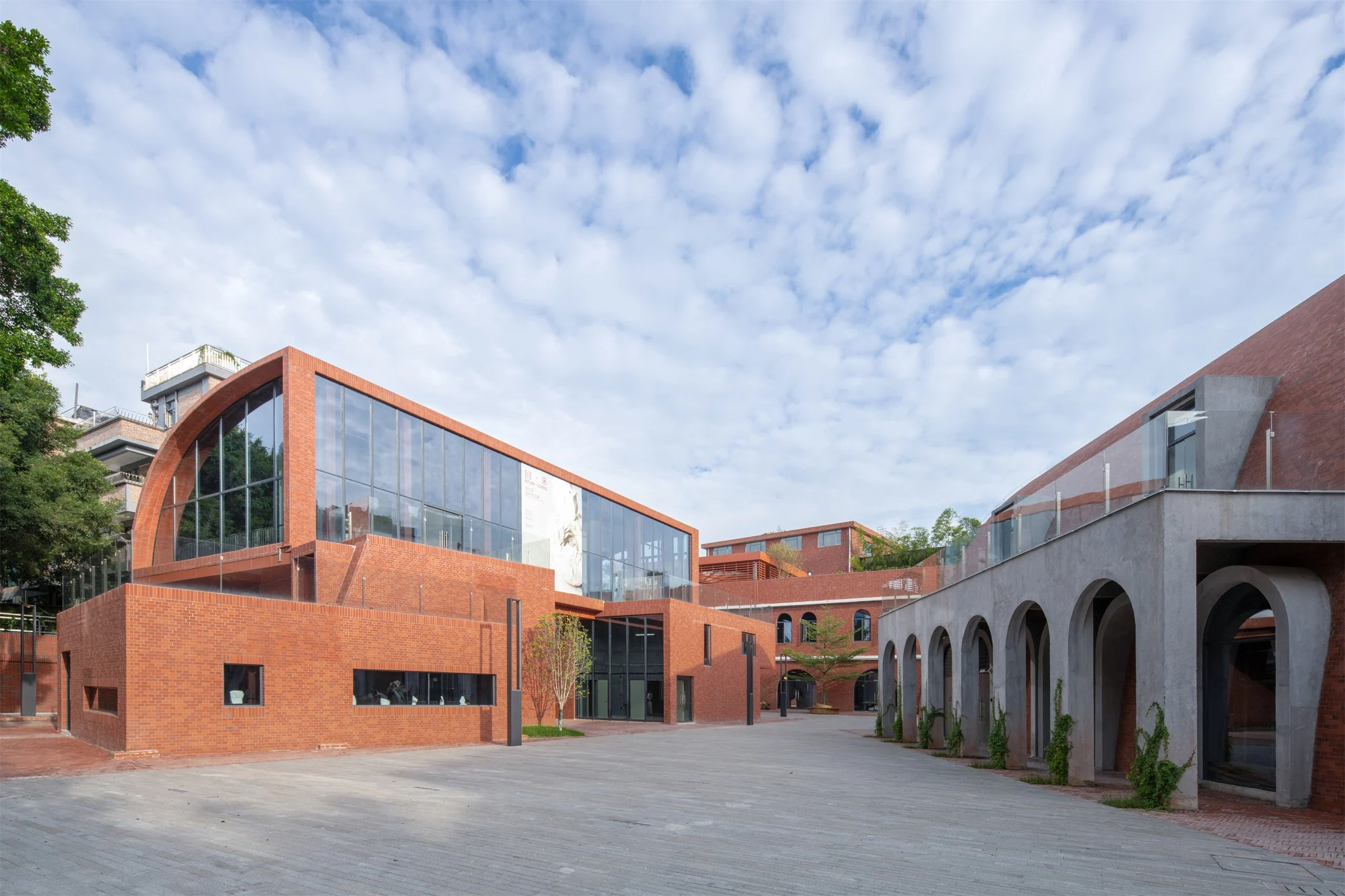 نمای پنجره‌ای پایگاه شماره ۷ با معماری چندمنظوره