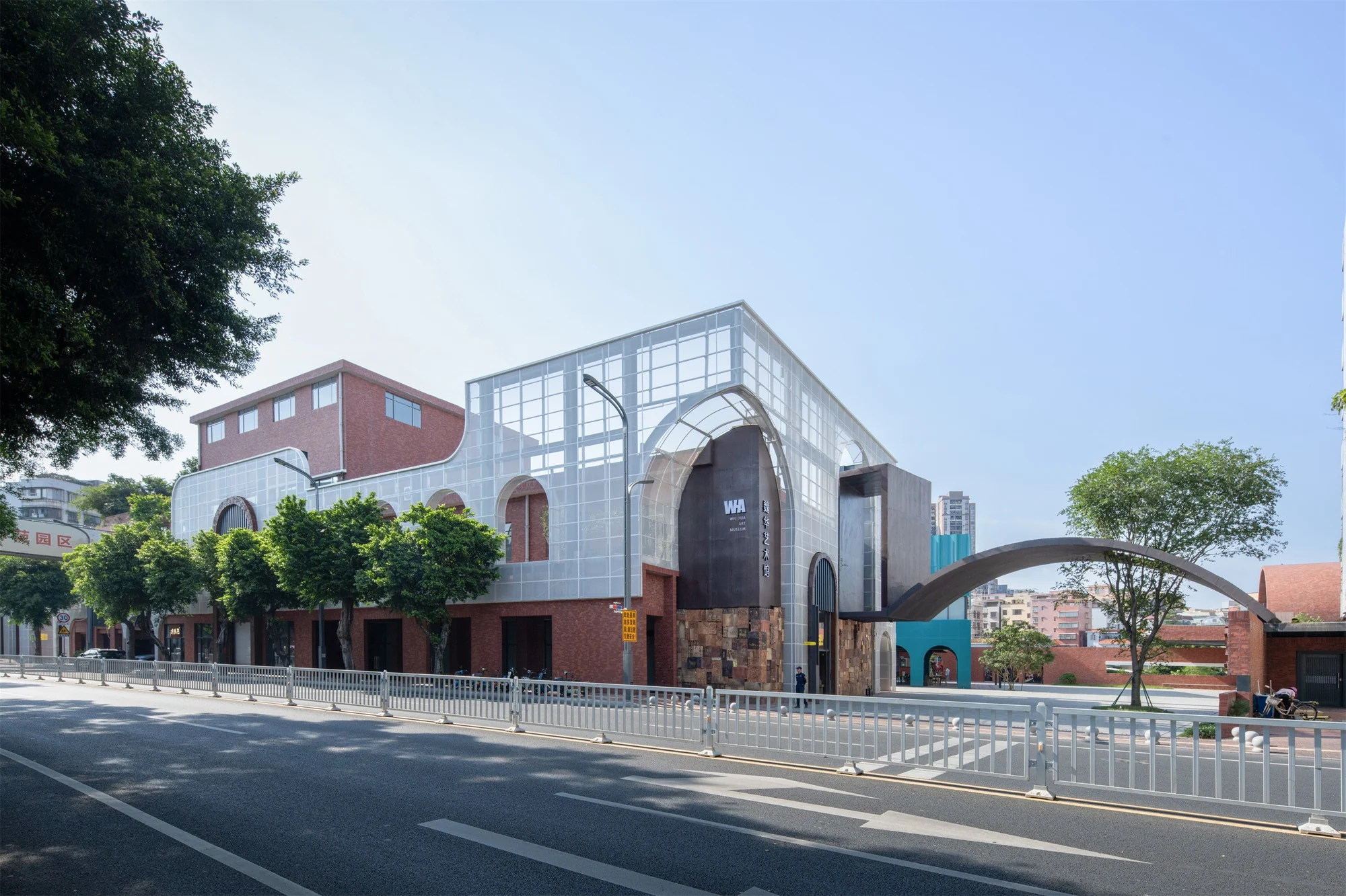 فضای کارگاه هنری پایگاه شماره ۷ با نورپردازی حرفه‌ای