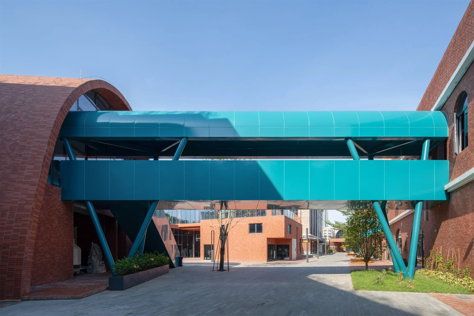 فضای داخلی پایگاه شماره ۷ با دکوراسیون معاصر و پلان باز